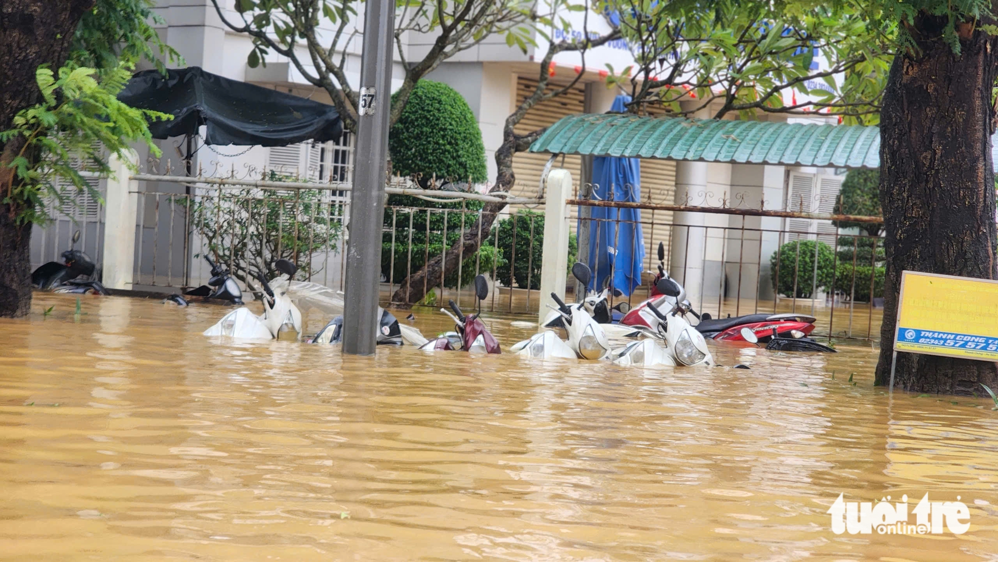 顺化历史性洪水中数千辆汽车和摩托车被淹、短路起火