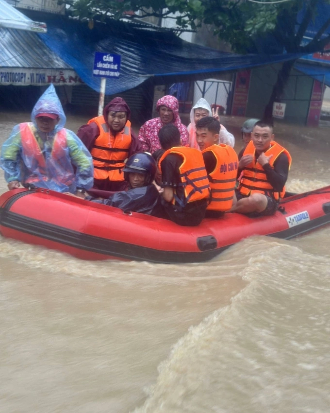 老挝人冲入洪水中心达克拉克救人