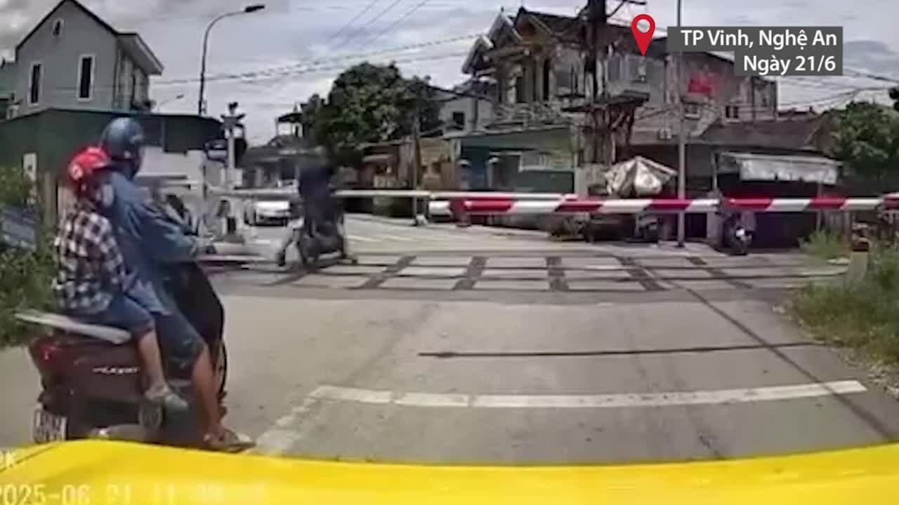 越过栏杆，男子被火车撞死