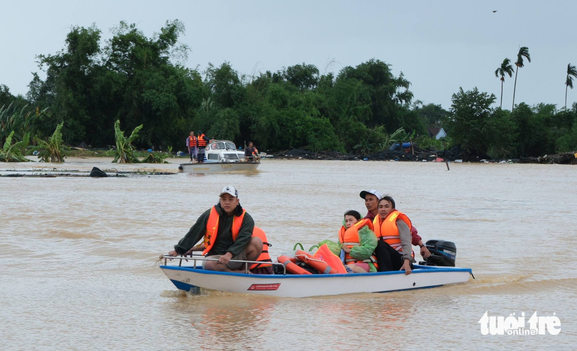 在洪水中浸泡两天后，庆和省延庆县国道1号沿线的1000户居民被疏散