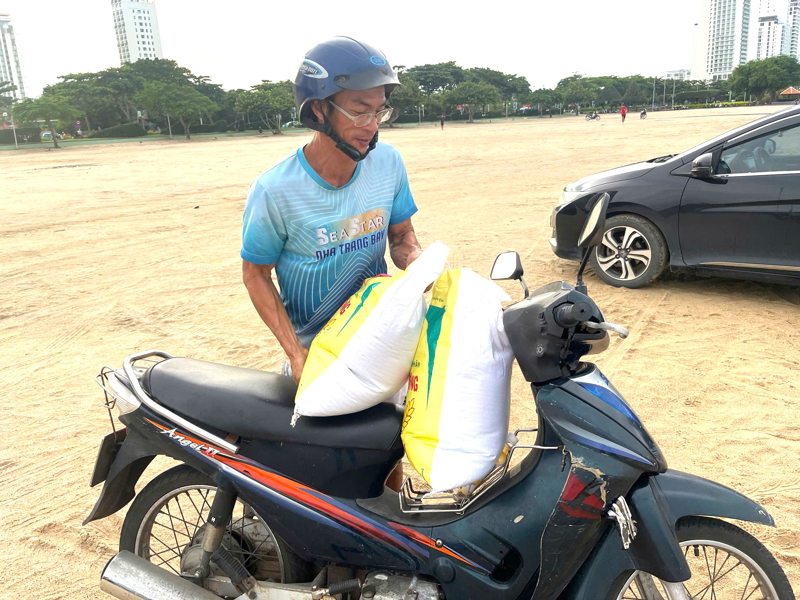 芽庄市民涌向海滩挖沙回家抵御台风Kalmaegi