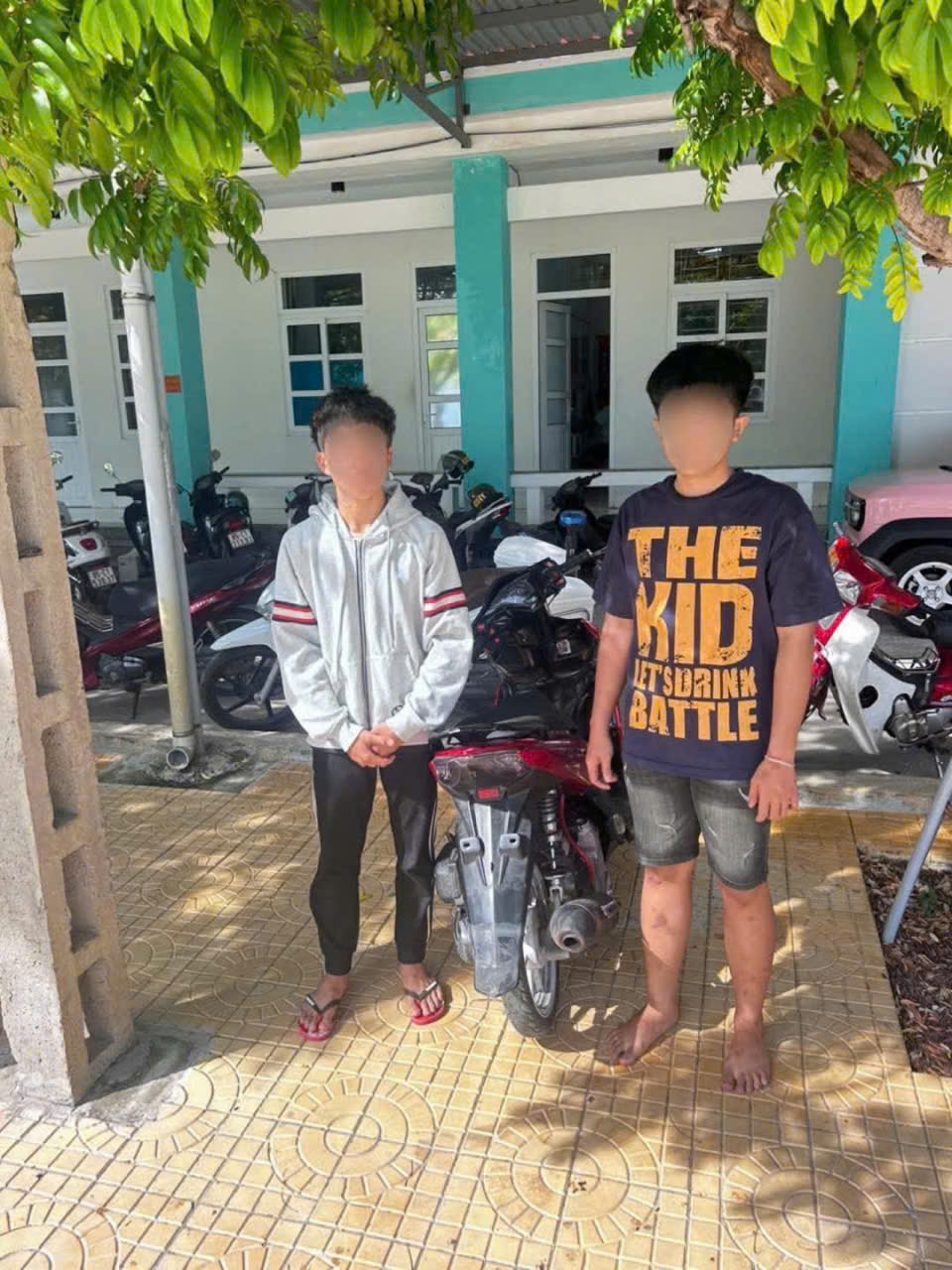 两名青少年经常拆卸车牌，到派出所前轰鸣挑衅