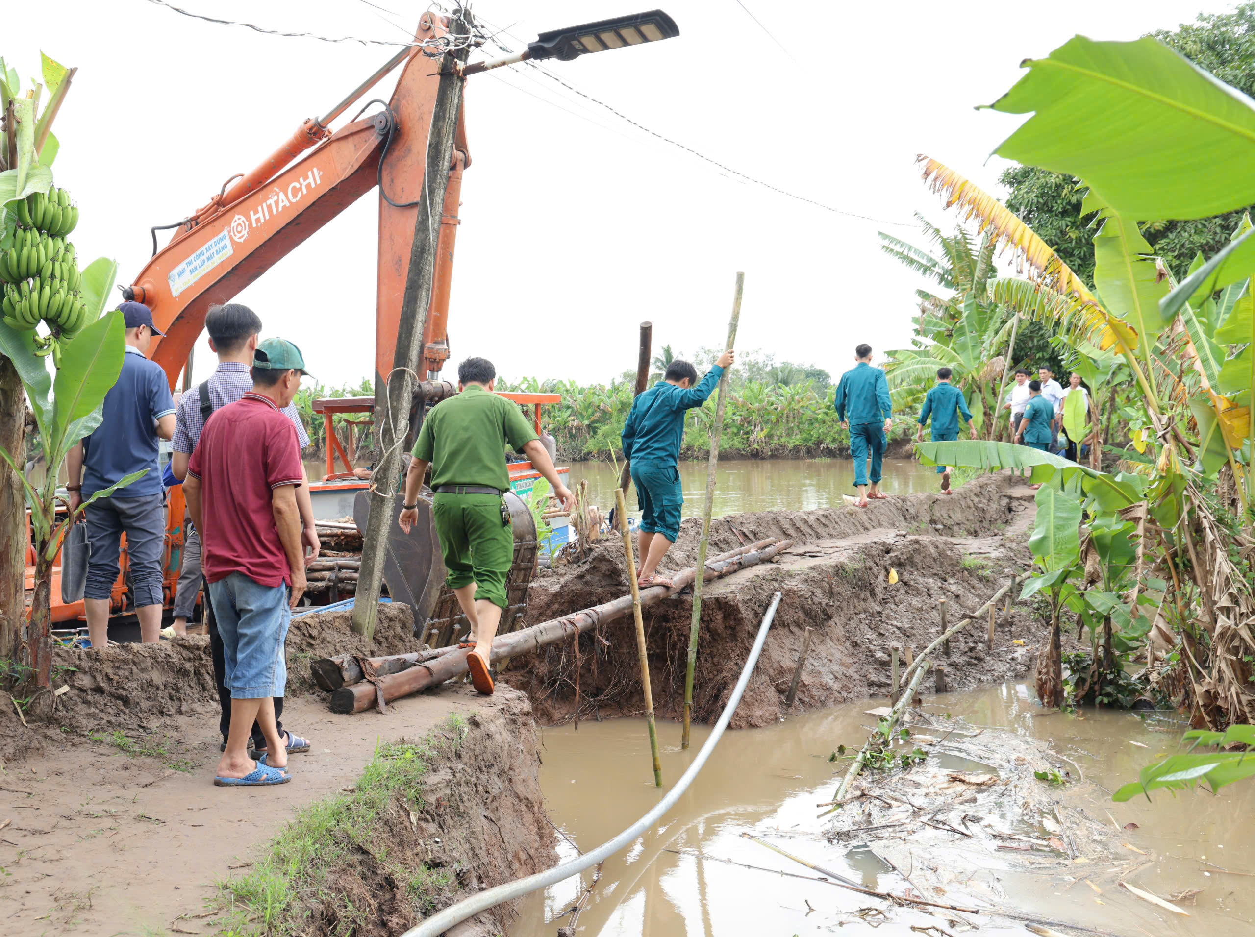 政府在芹苴市山岛堤坝决口后协助民众加固