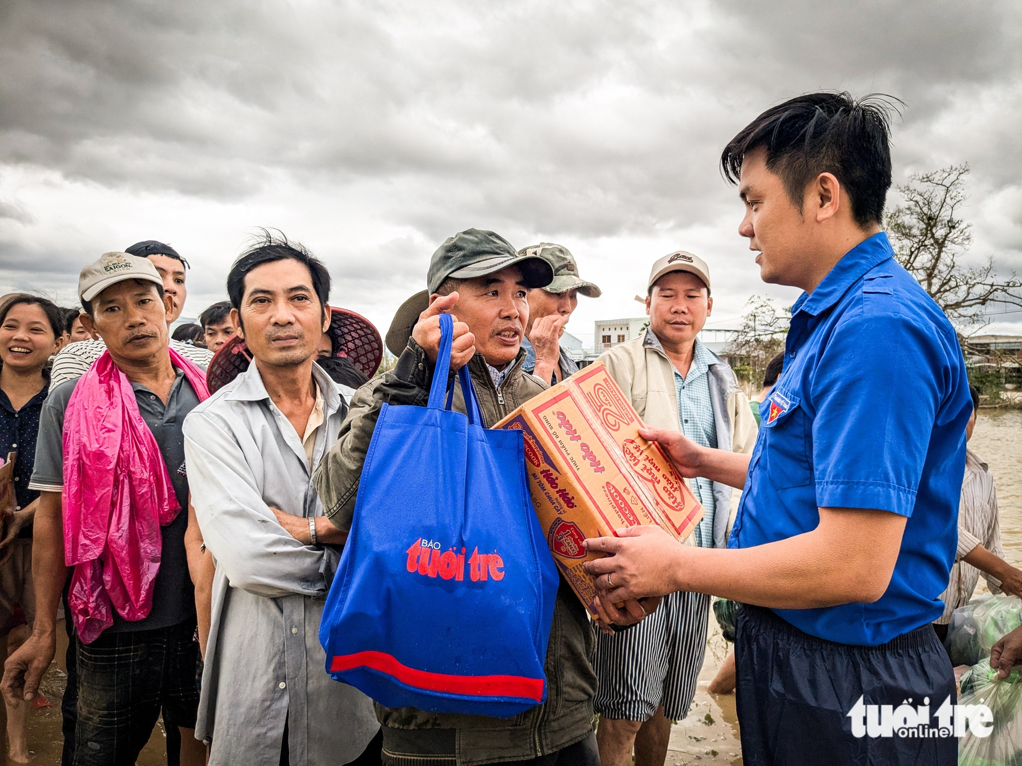 青年报紧急救援嘉莱省洪水中心地区同胞
