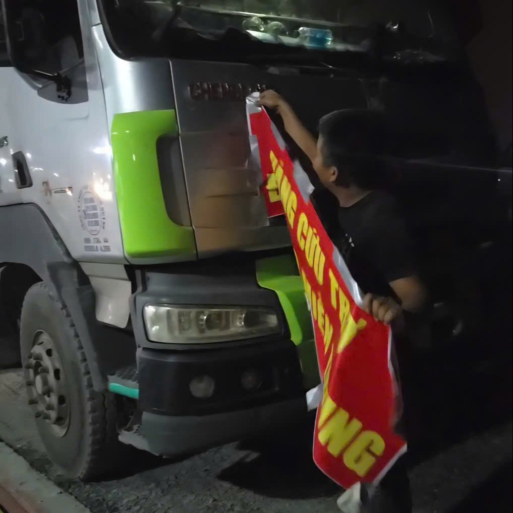 在货车上贴救援物资横幅以超载运输大米的行为应受谴责