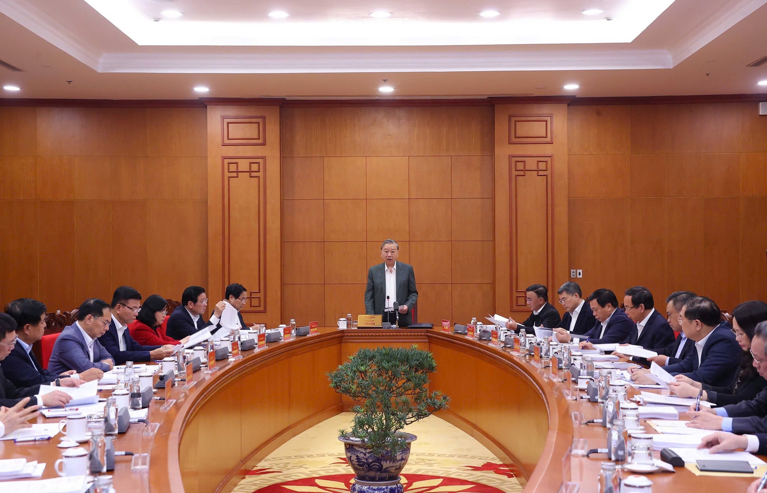 总书记苏林：完善人事相关工作提交第十五届中央委员会会议