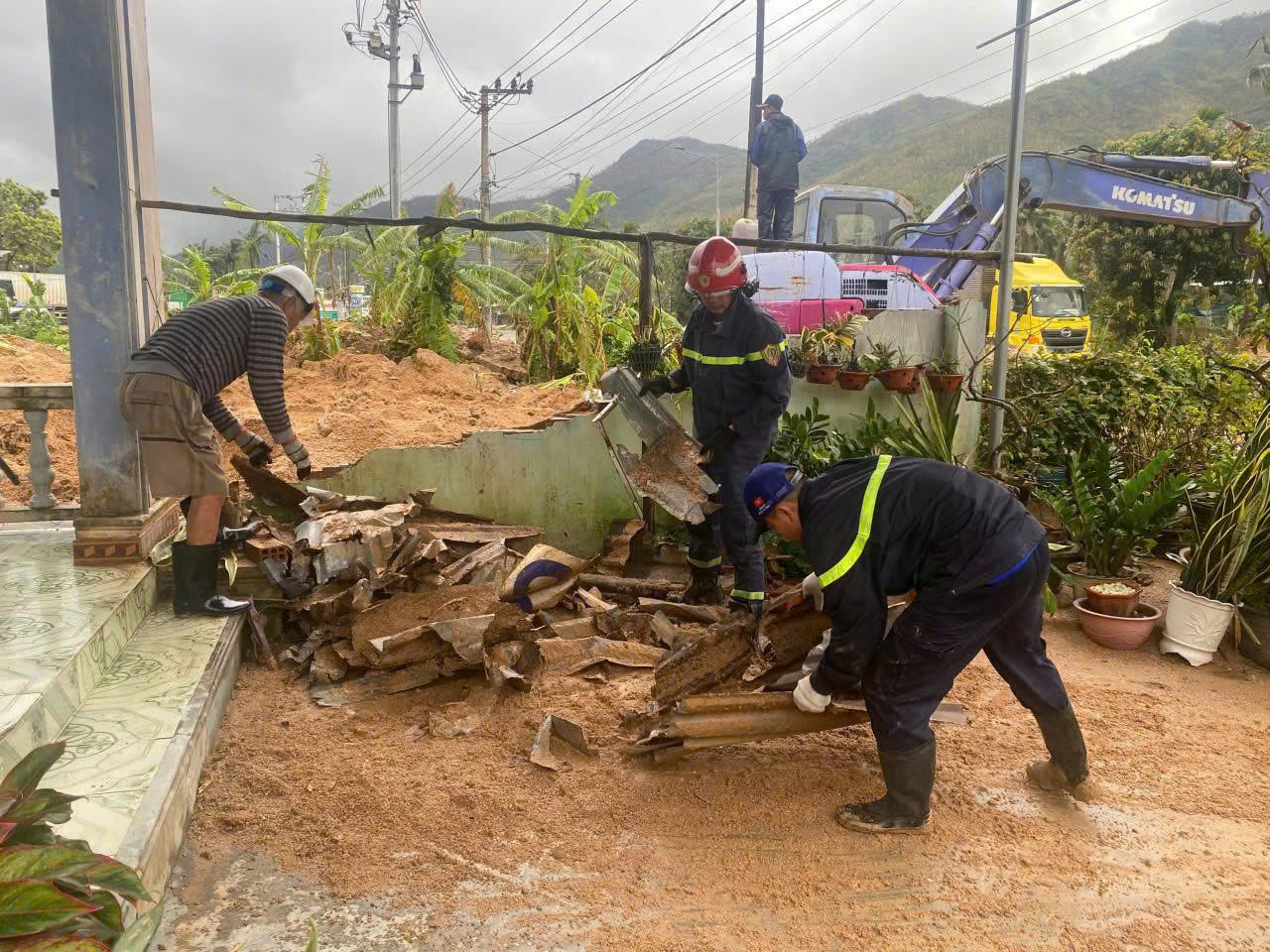 胡志明市公安支援得乐省，协助洪灾后的救援和清理工作