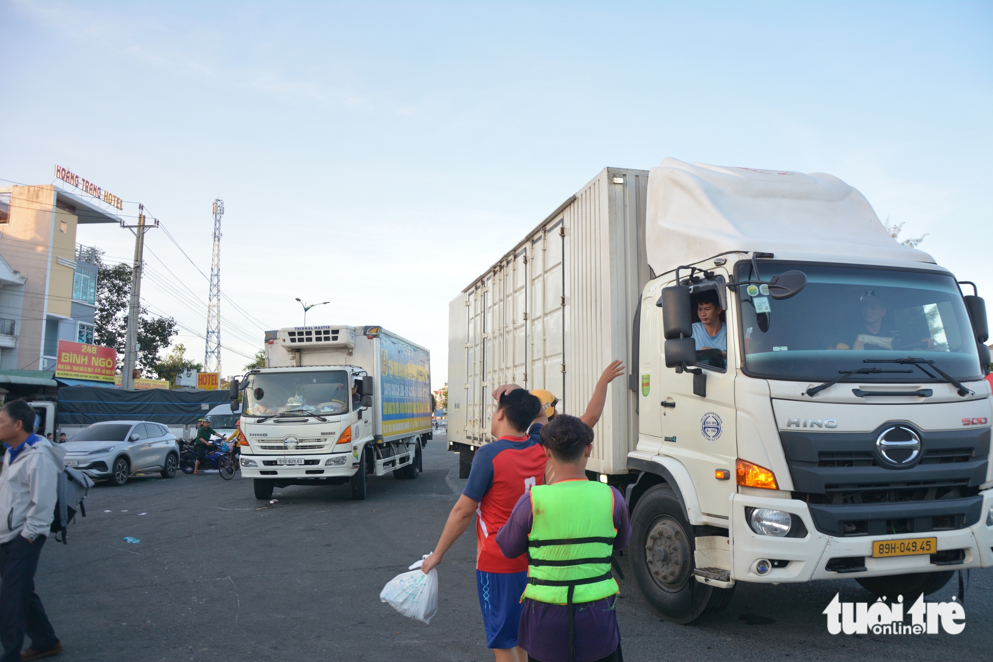 今天上午，洪水仍使平顺省旧区的函胜、富隆地区处于孤立状态
