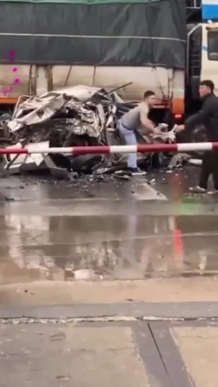 五座汽车在连环事故中被压碎