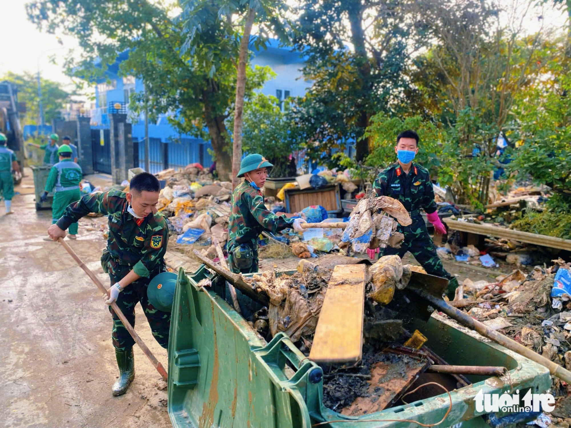 响应顺化市主席的号召，市民在洪水后上街清理垃圾