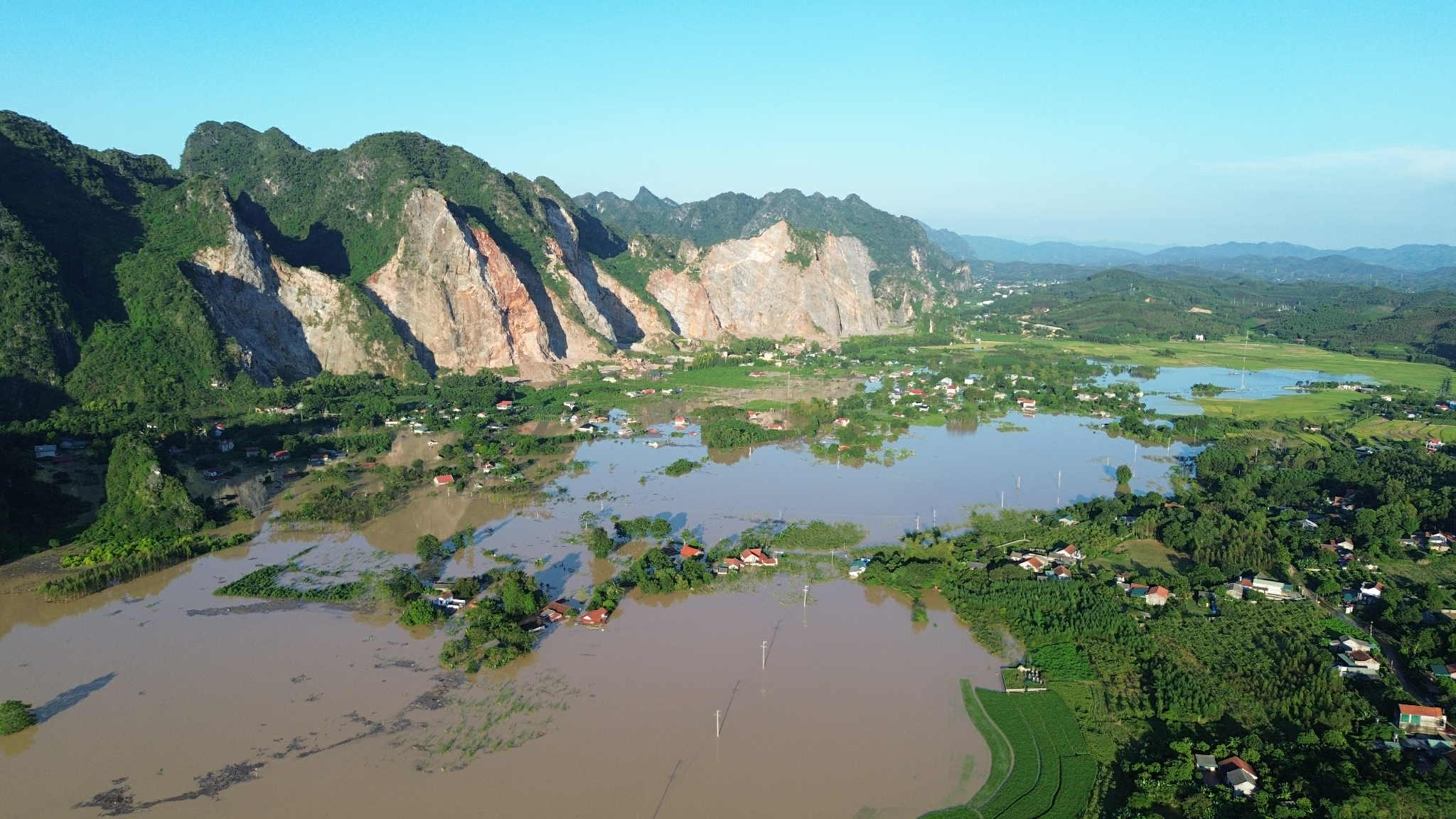 历史性洪水，居民爬上屋顶，逃往山上等待救援
