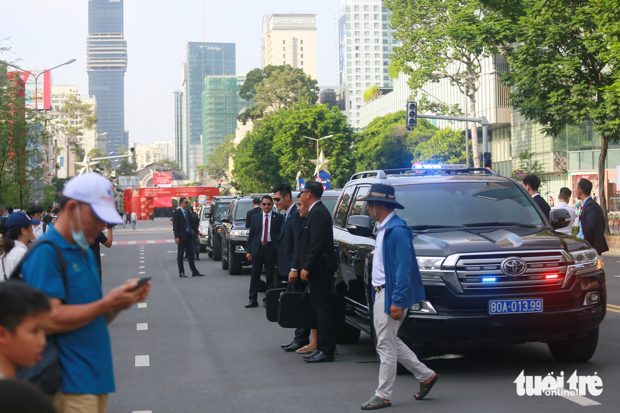 黎利大道热闹时刻：民众与警卫部队互动