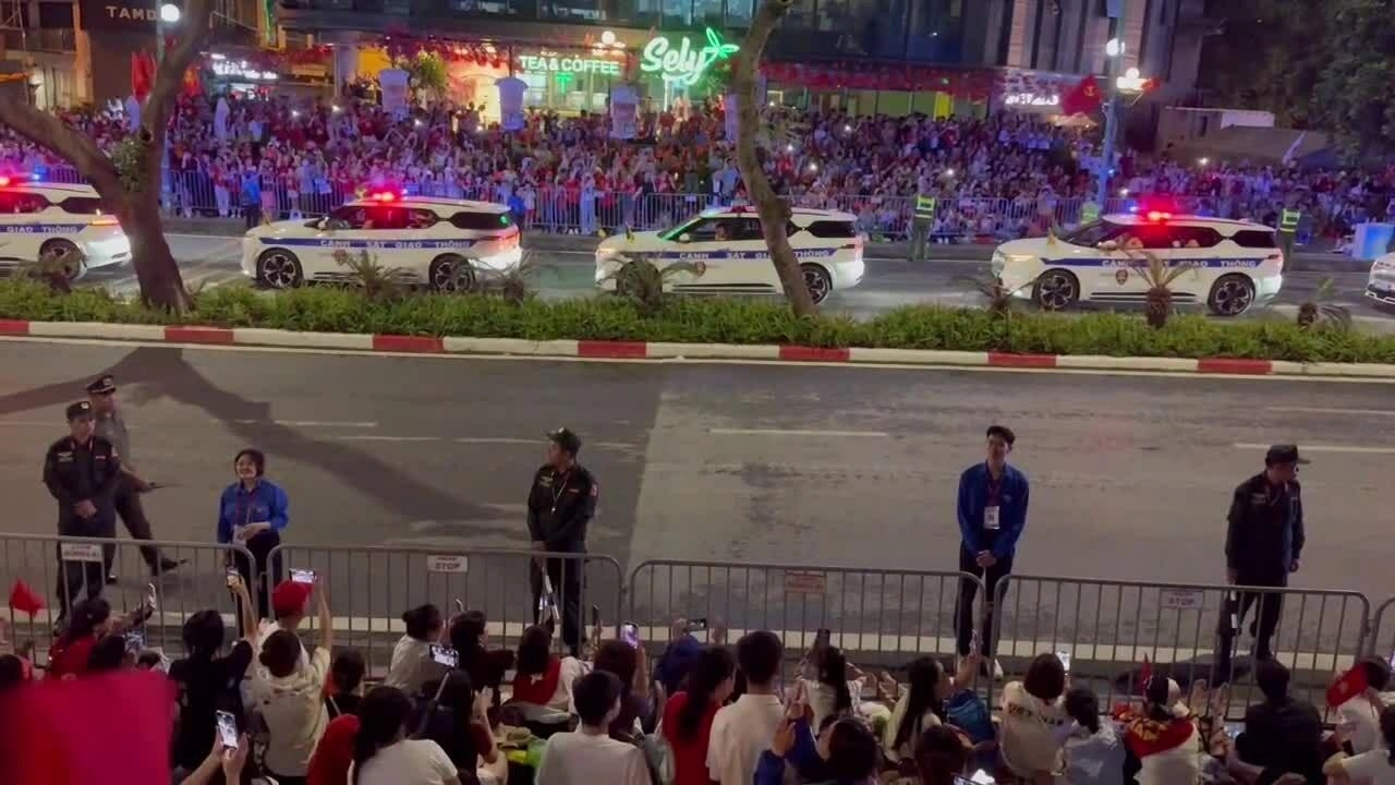 军人和车辆在雨夜返回巴亭