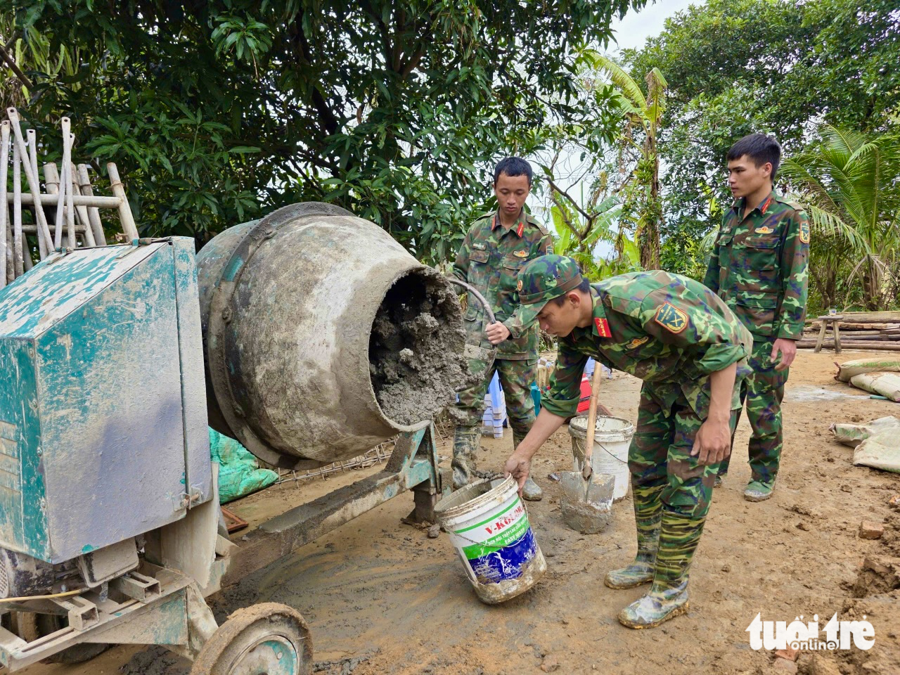 军队连夜为富安省洪水区民众建房