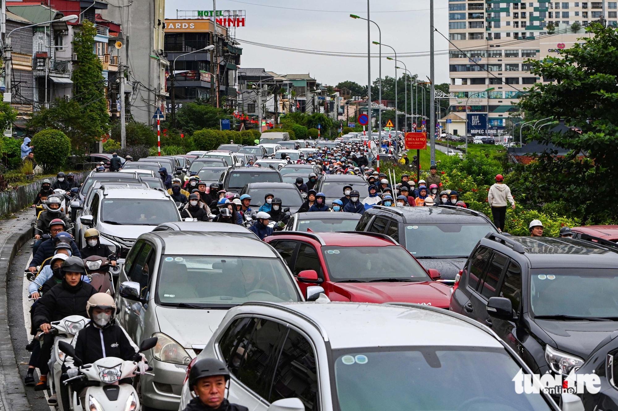 龙边桥单向禁行，河内市民艰难寻找过河方式