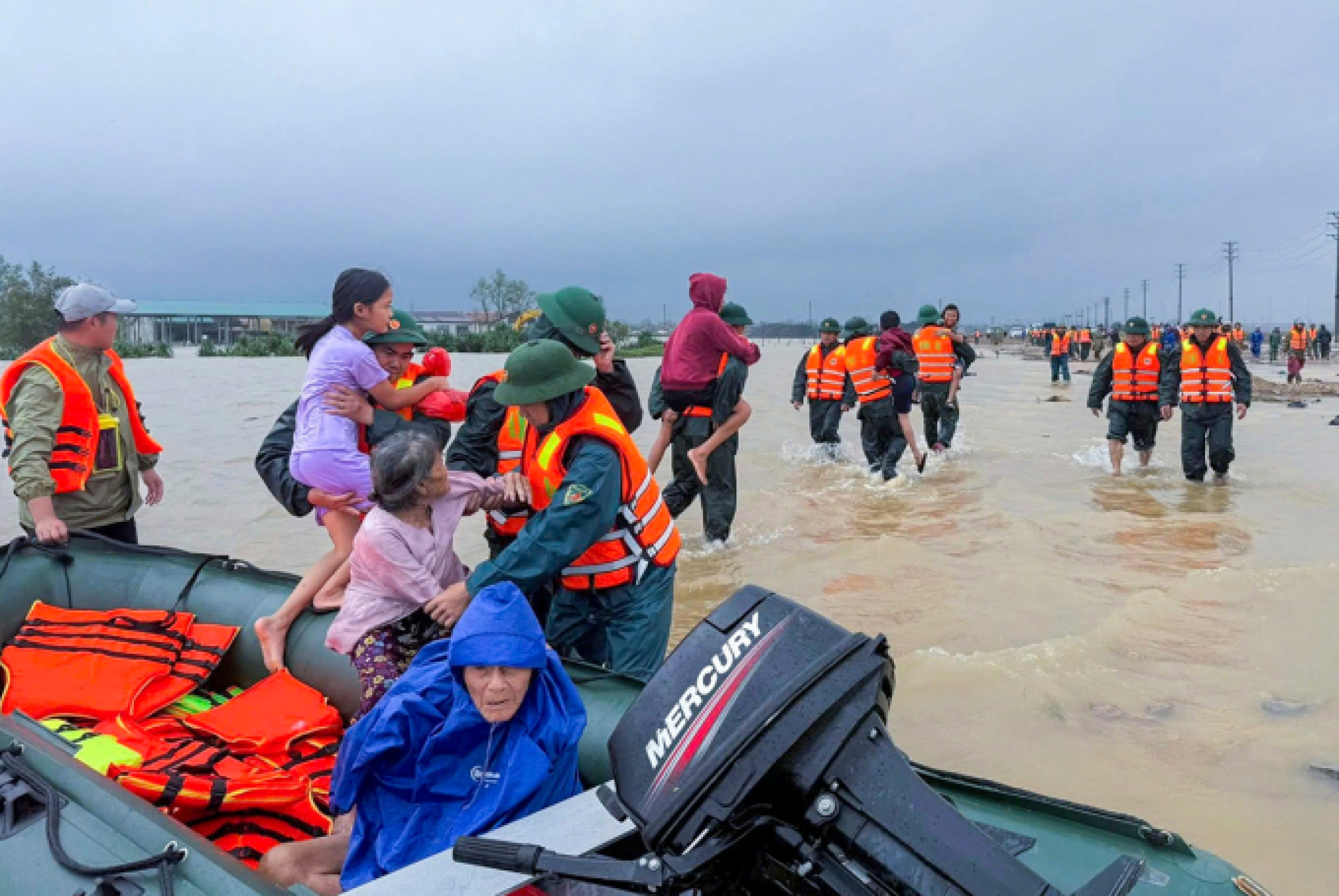 河静省和广治省近5000户民宅被淹
