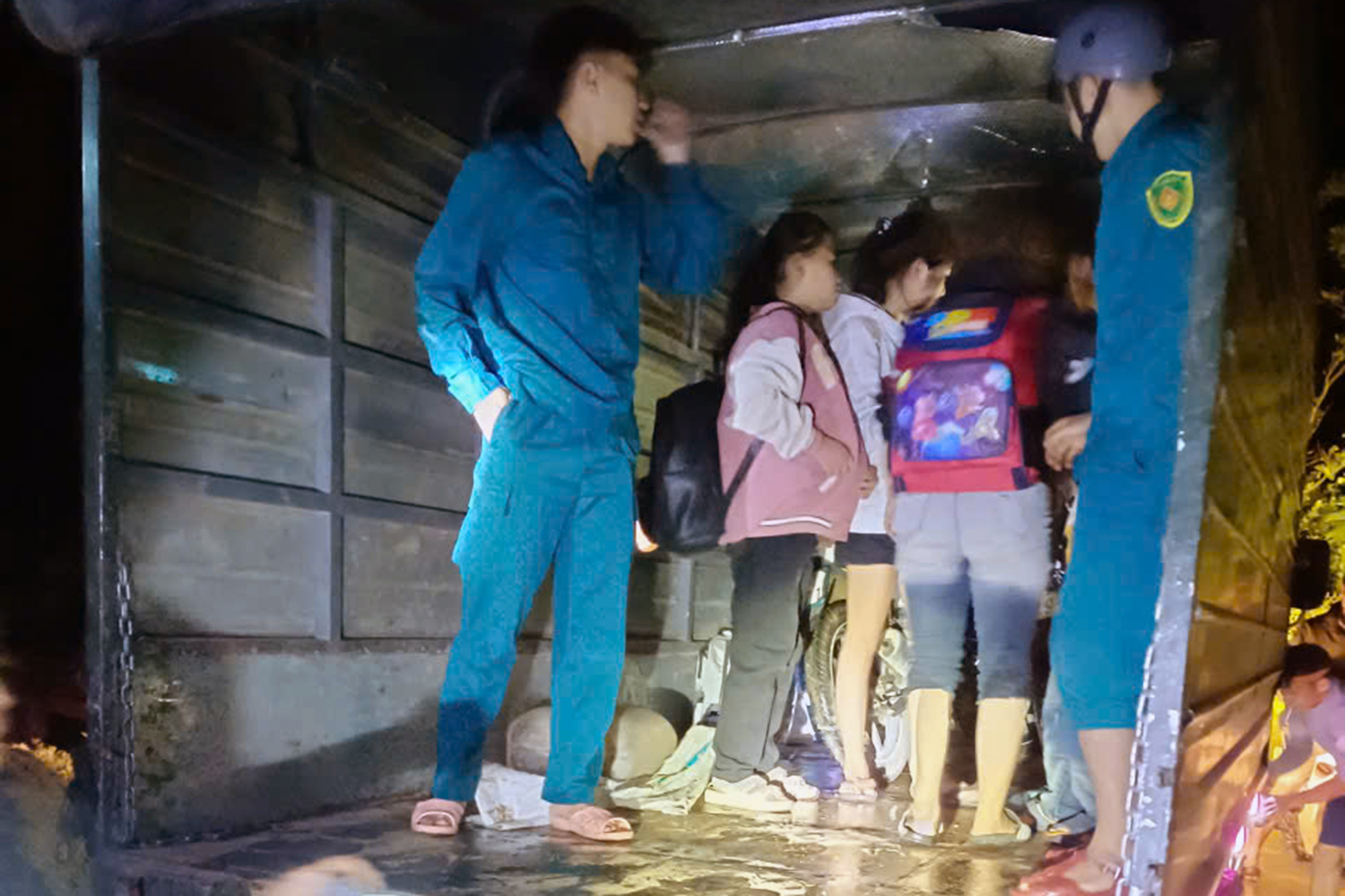 同奈5号水电站泄洪，下游数百户家庭遭受洪水淹没