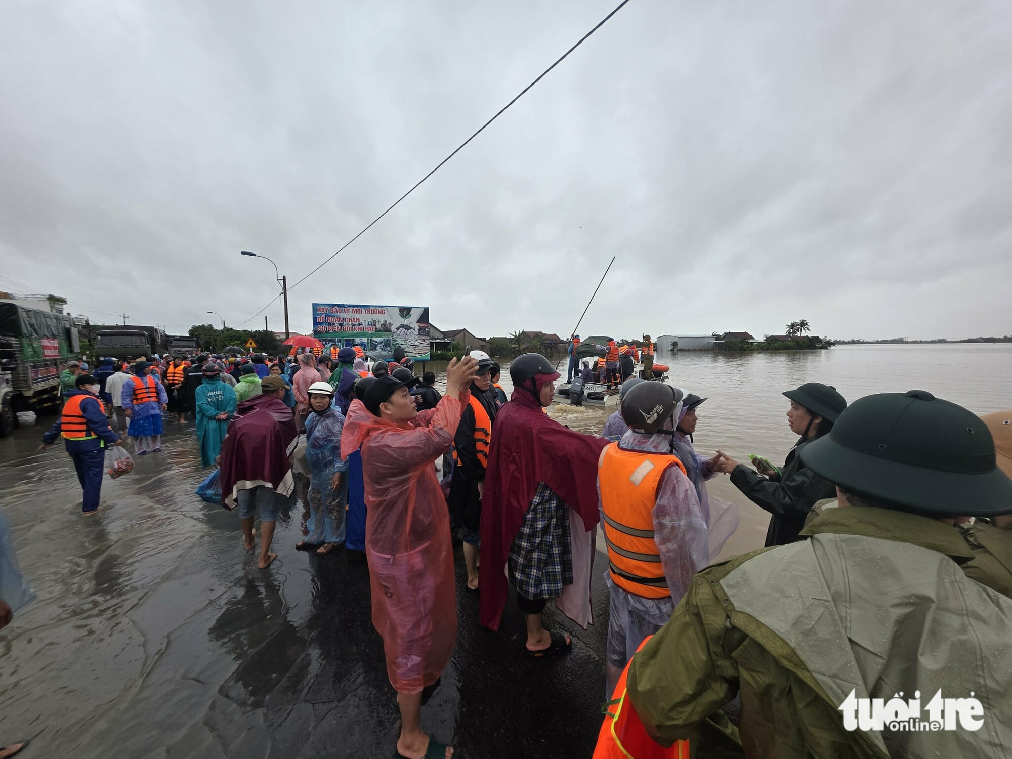 当看到部队和警察开辟道路来救援时，洪水地区的同胞们激动得哭了