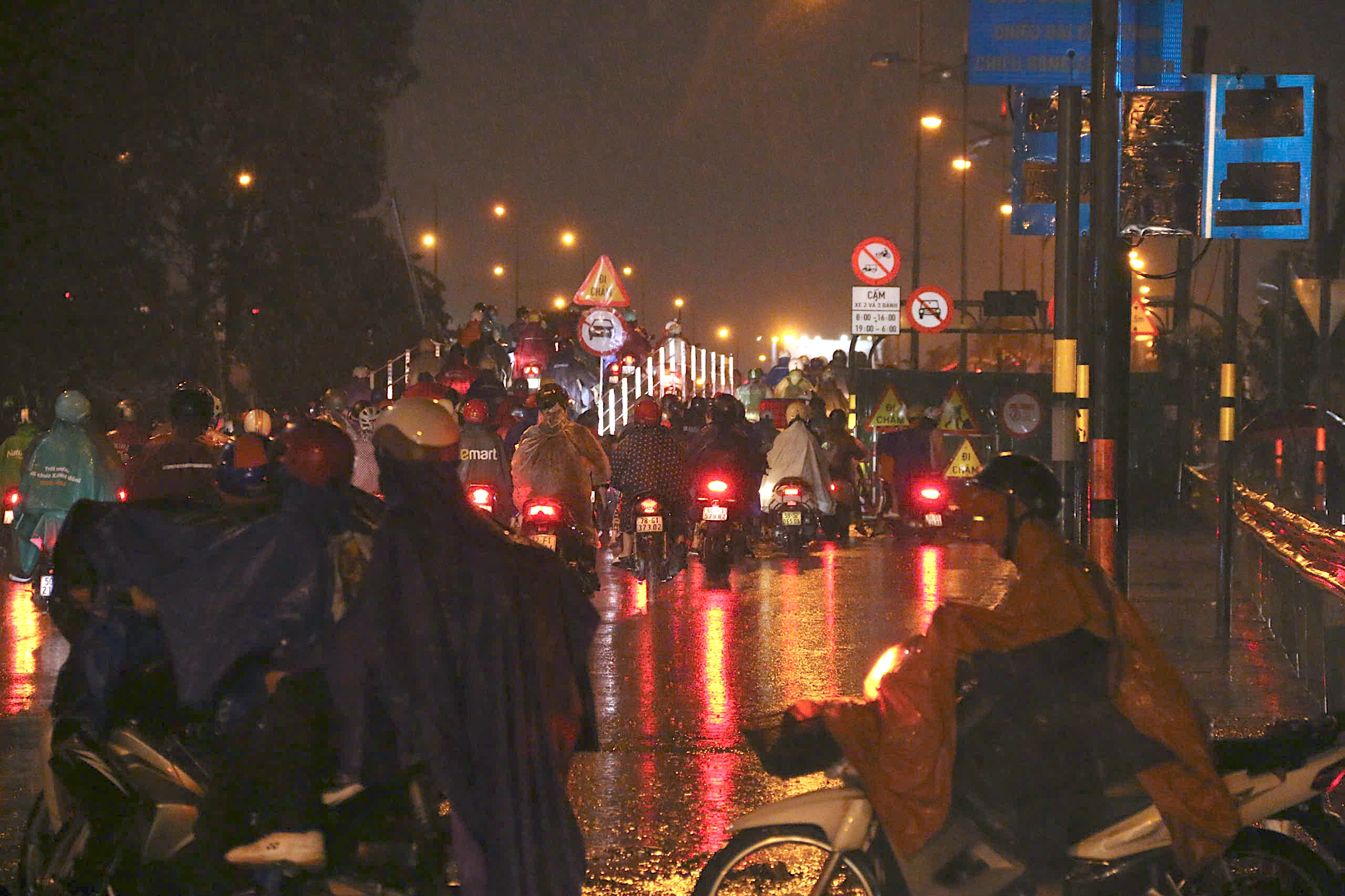 民众冒雨，警察在平沼1桥紧张疏导交通