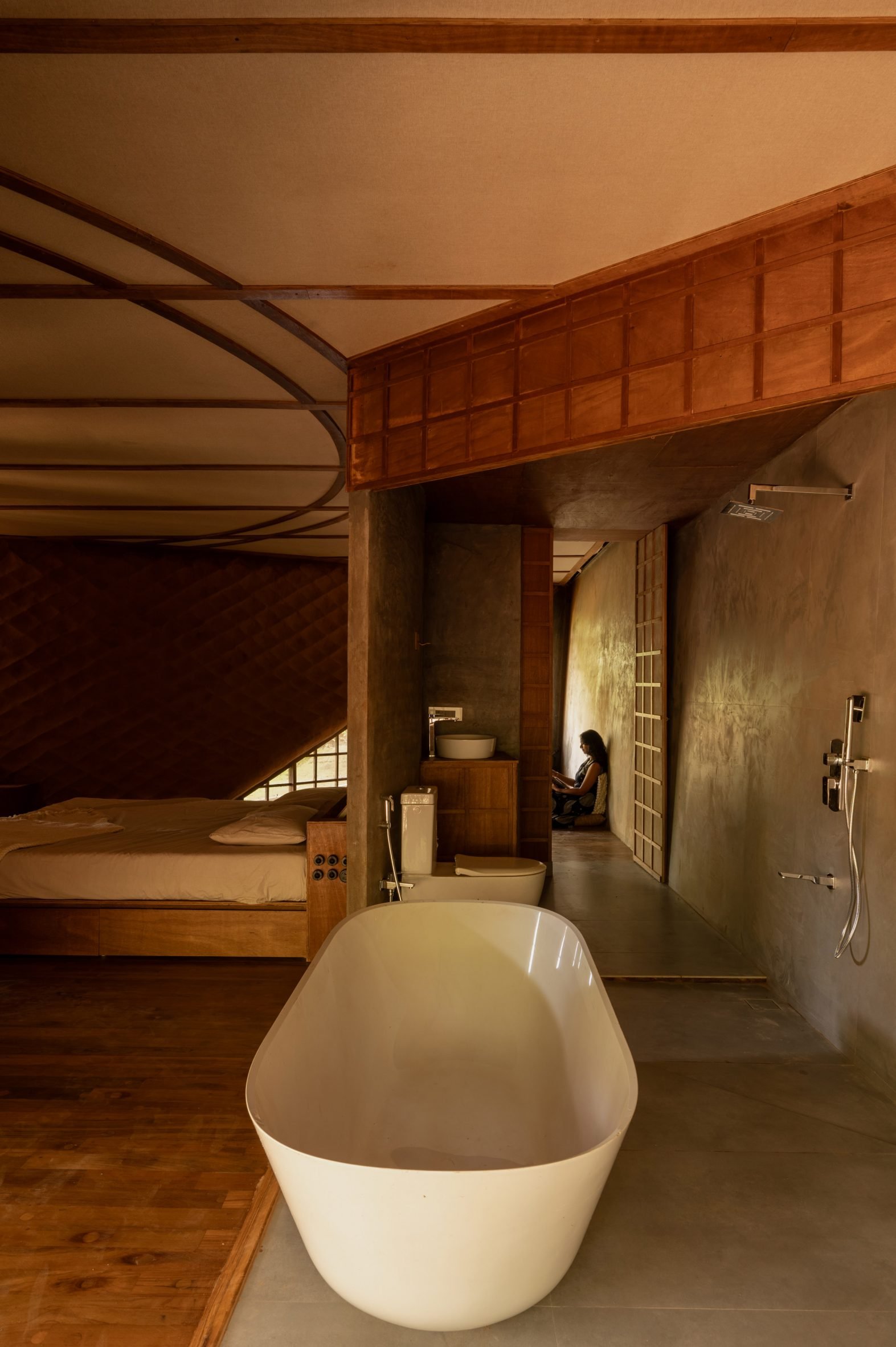 跨越水沟的桥梁房屋，带有奇特泥草制成的'穿山甲鳞片'