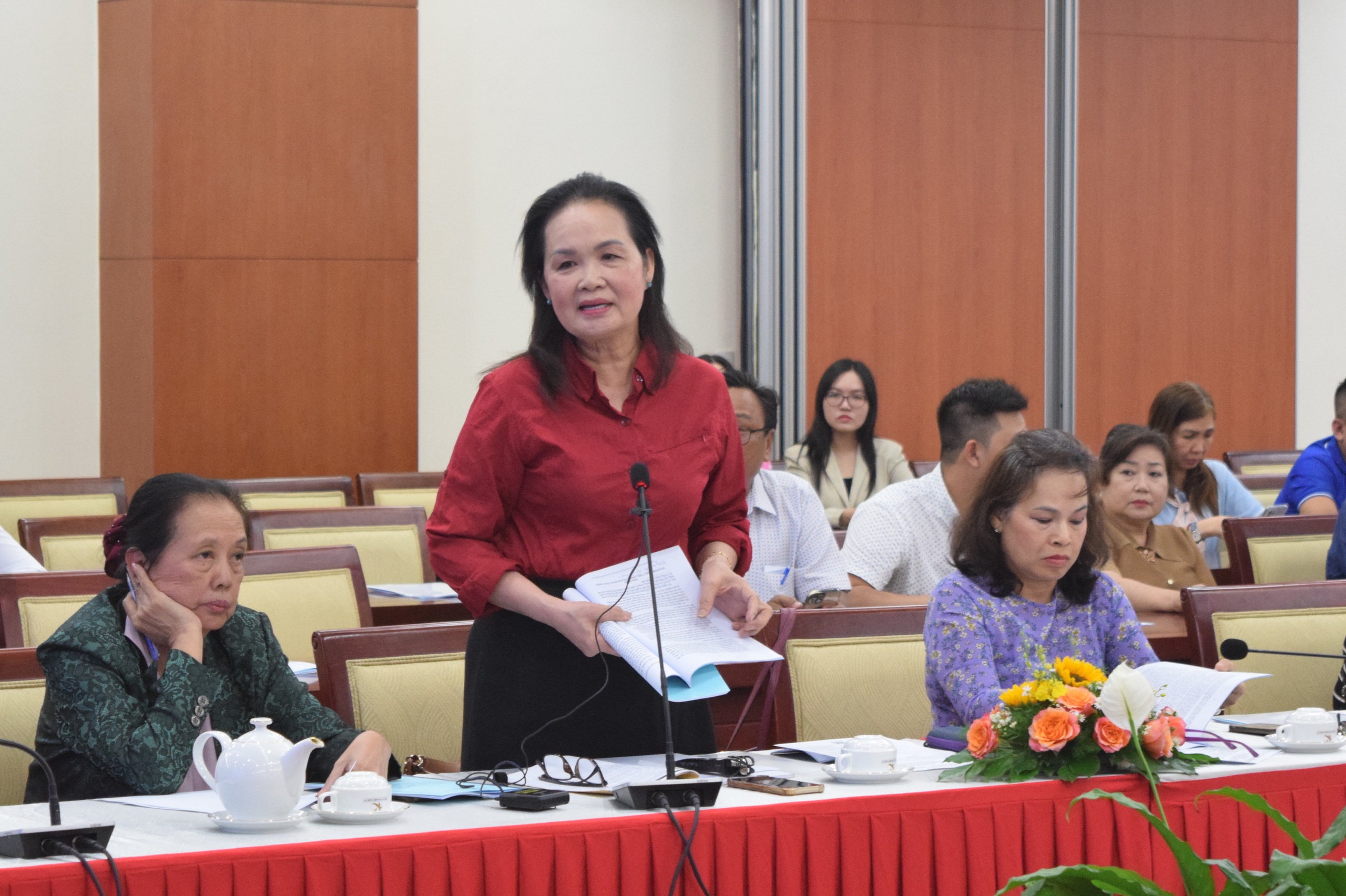 胡志明市文艺工作者对党代会政治报告提出意见
