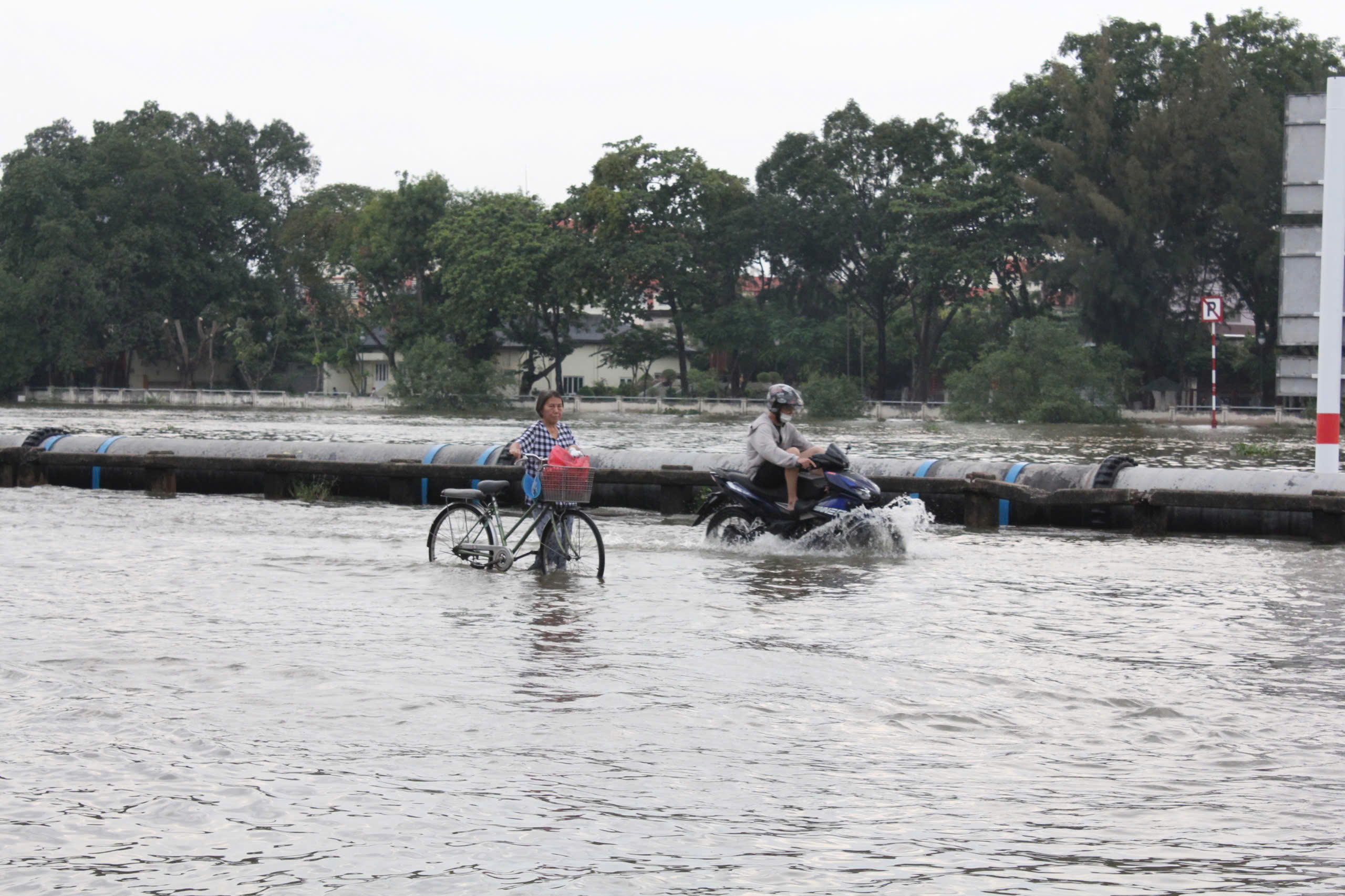 胡志明市潮水高涨：下班时间又陷入水深火热之中