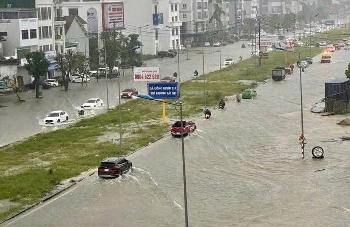Bualoi台风前的大雨，义安省多条街道深积水