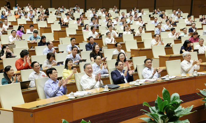 国会通过宪法修正决议，正式取消县级