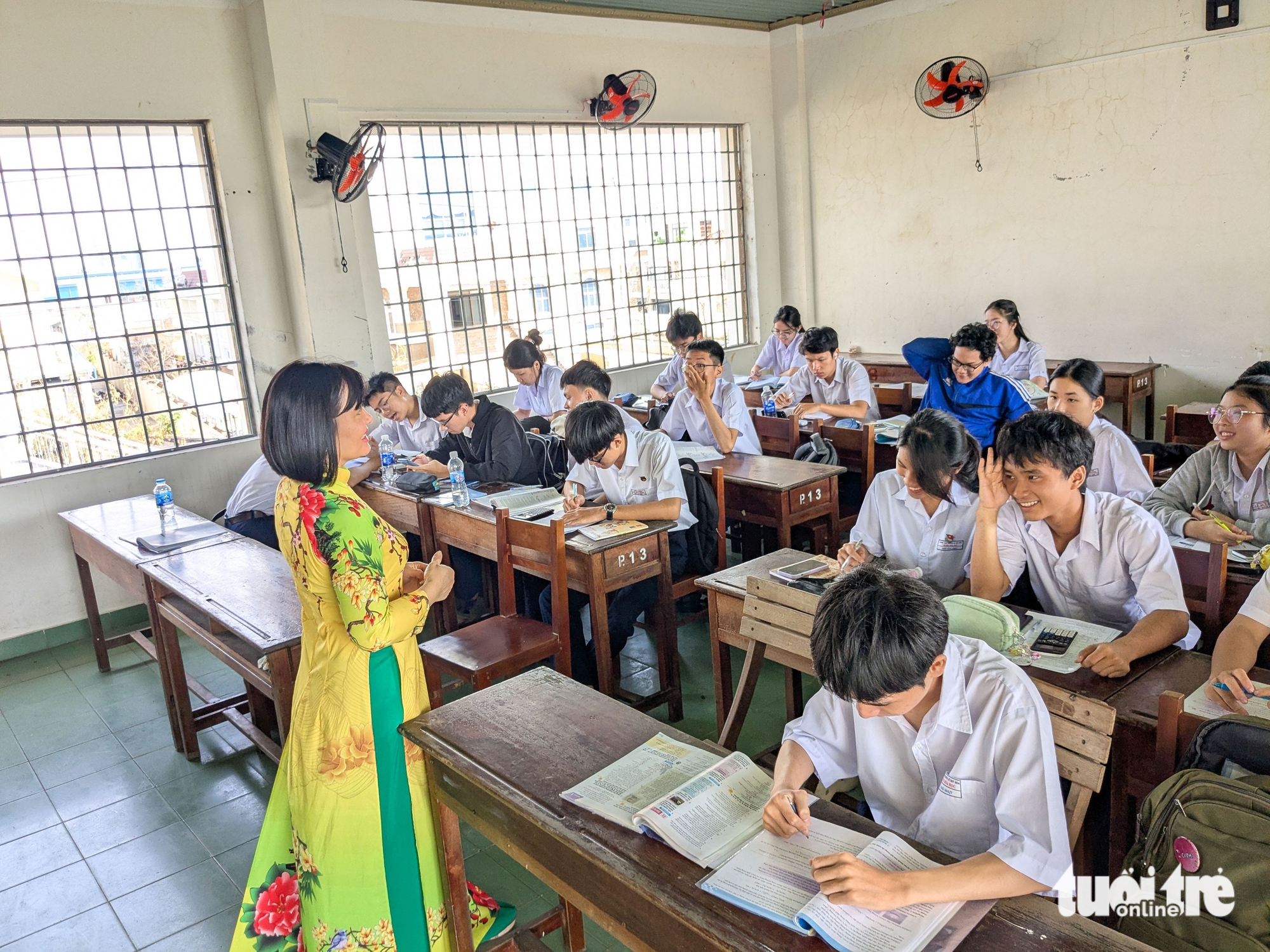 教室门、瓦屋顶被台风刮走，学生仍返校