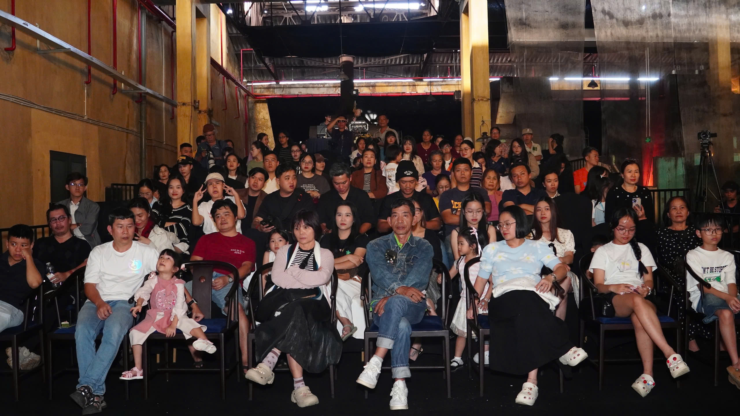 游客涌向1927年古老茶厂观看实景表演