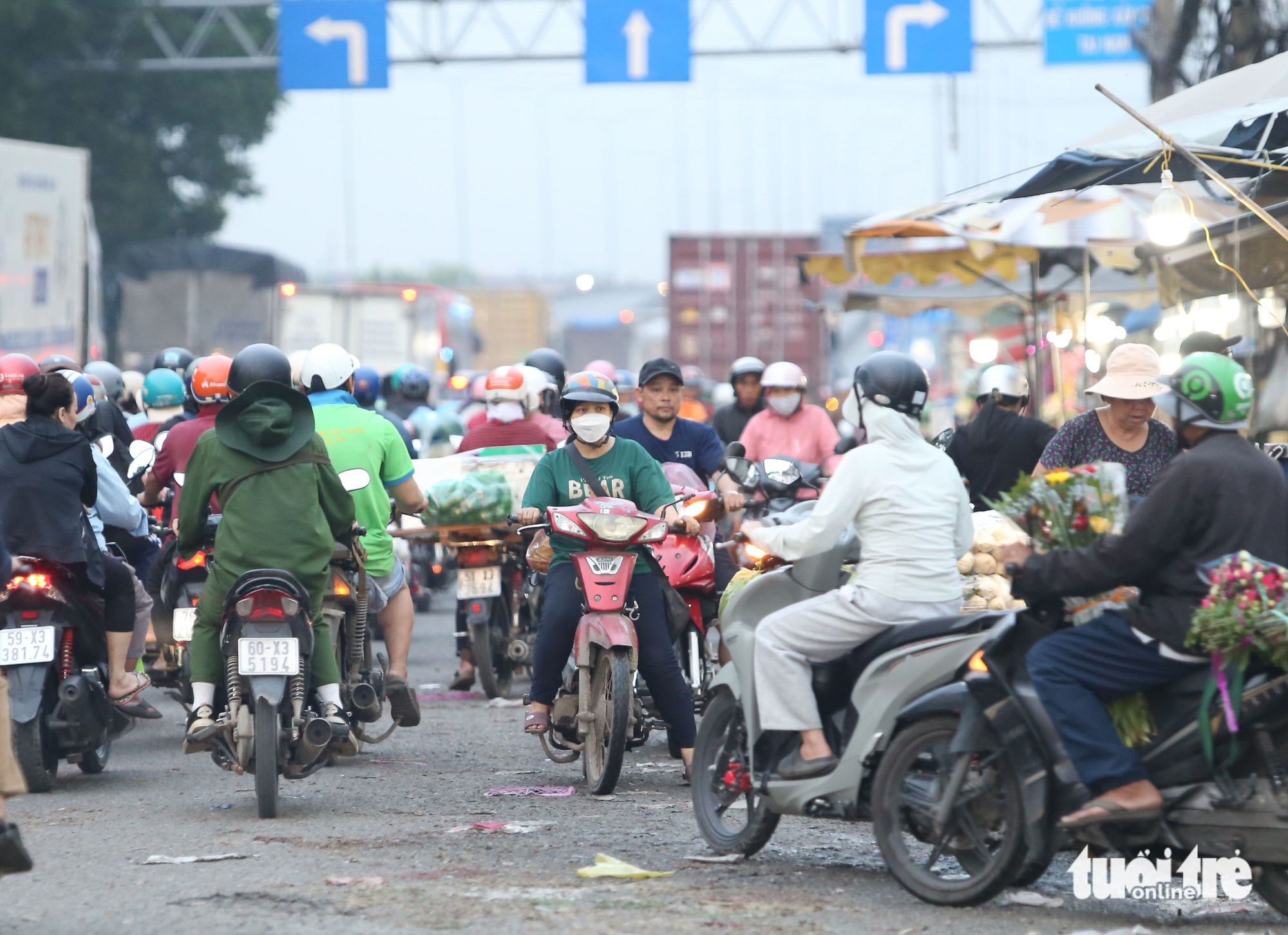 胡志明市摩托车排队逆行，多条道路成为违规者的专用车道