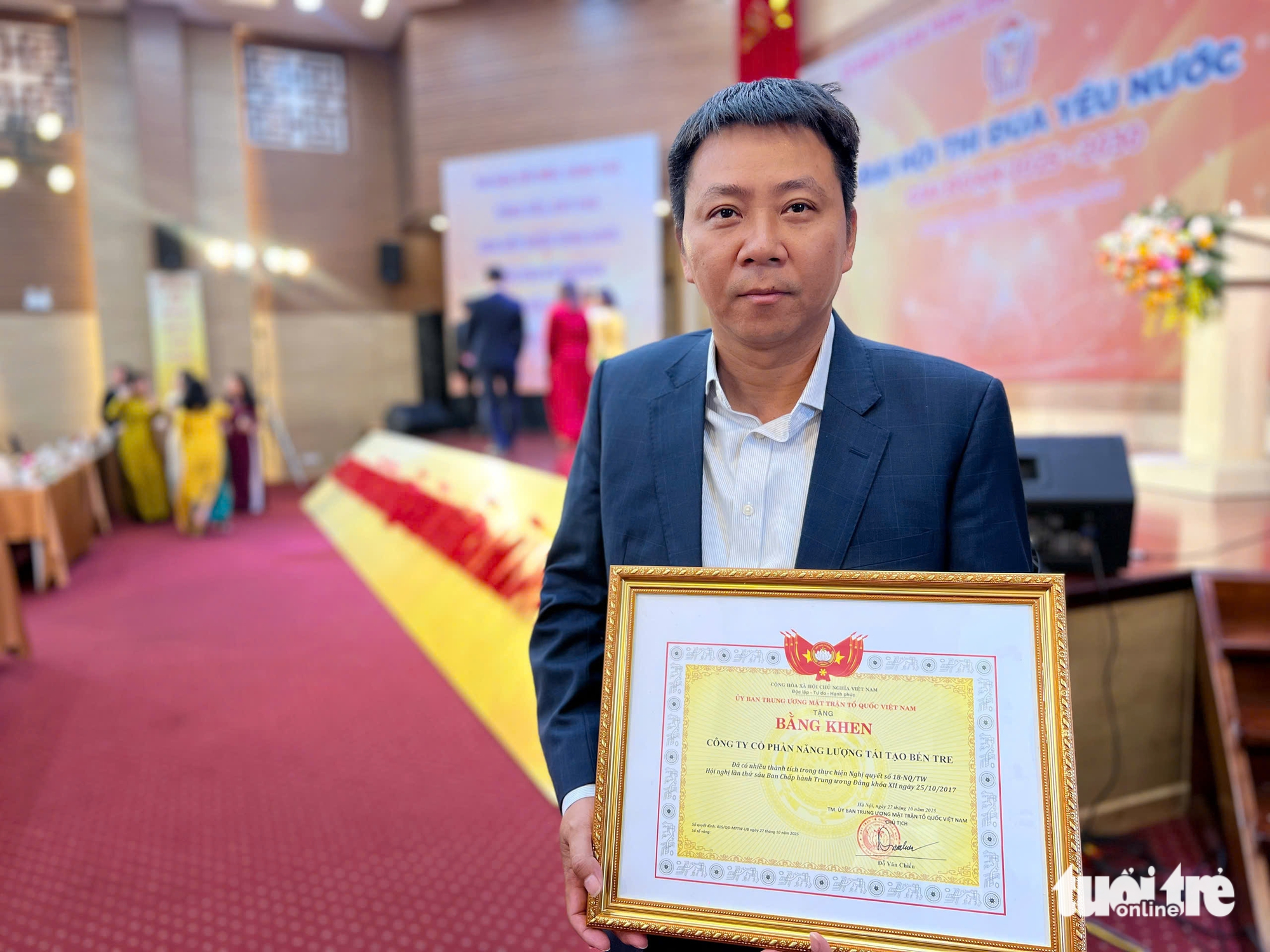 每日提供700份免费餐食的厨房与特别奖状