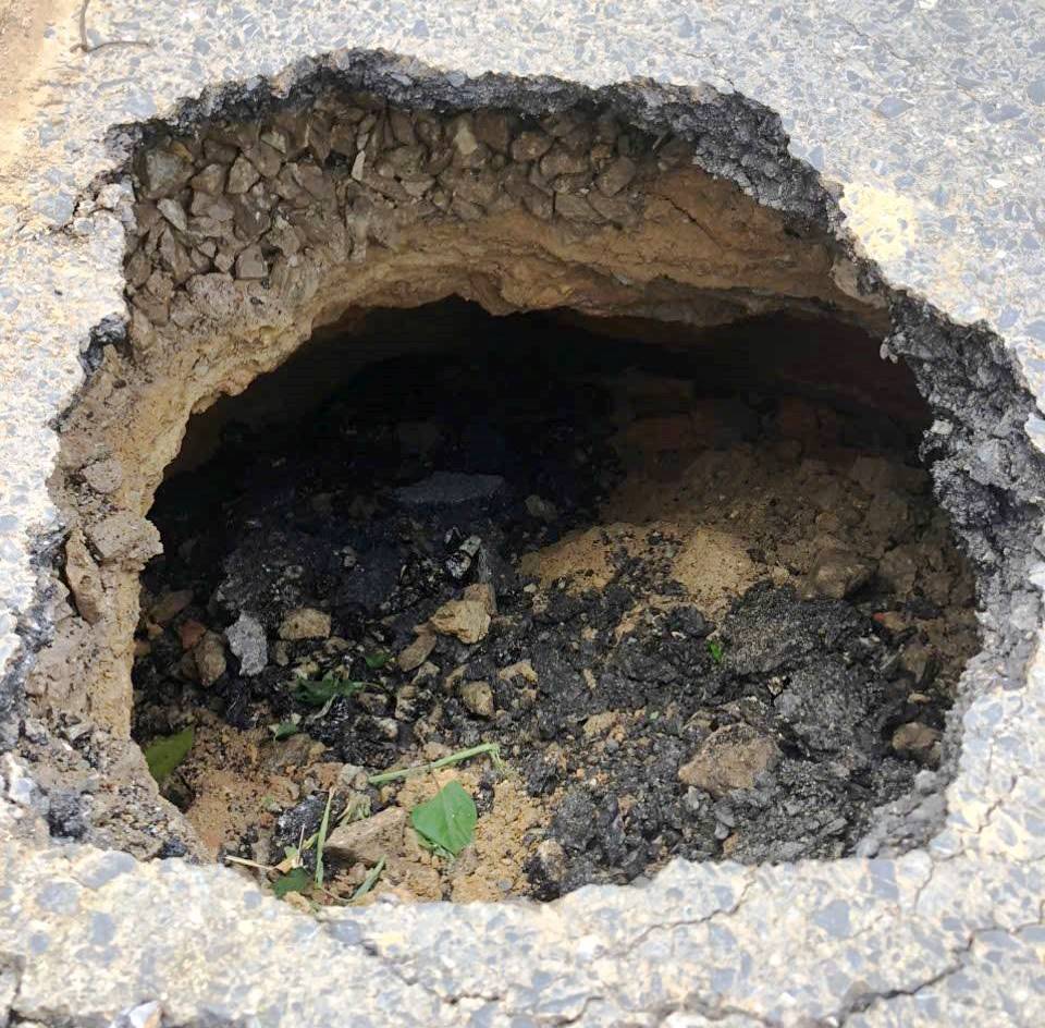 顺化国道出现因路面塌陷形成的坑洞