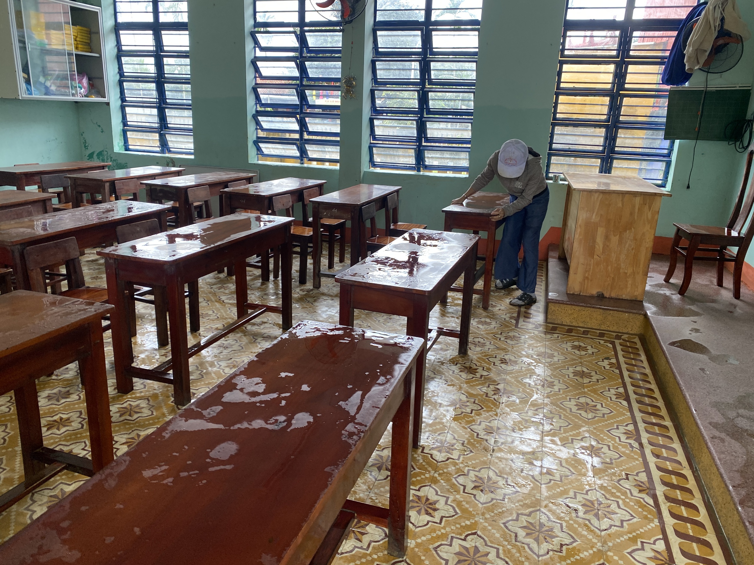 心痛！岘港洪水中心区教师清洗层层淤泥为学生寻找学习用品