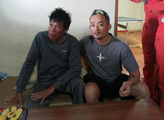 在丽山县救起三名被海浪卷走者中的一人