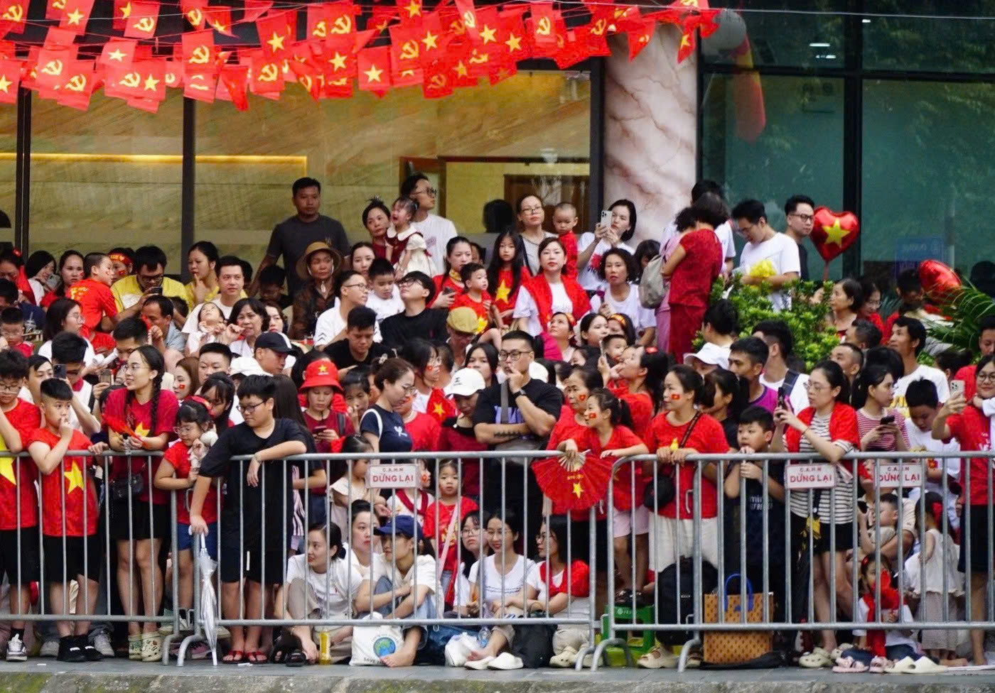 雨后，人群高歌等待阅兵队伍