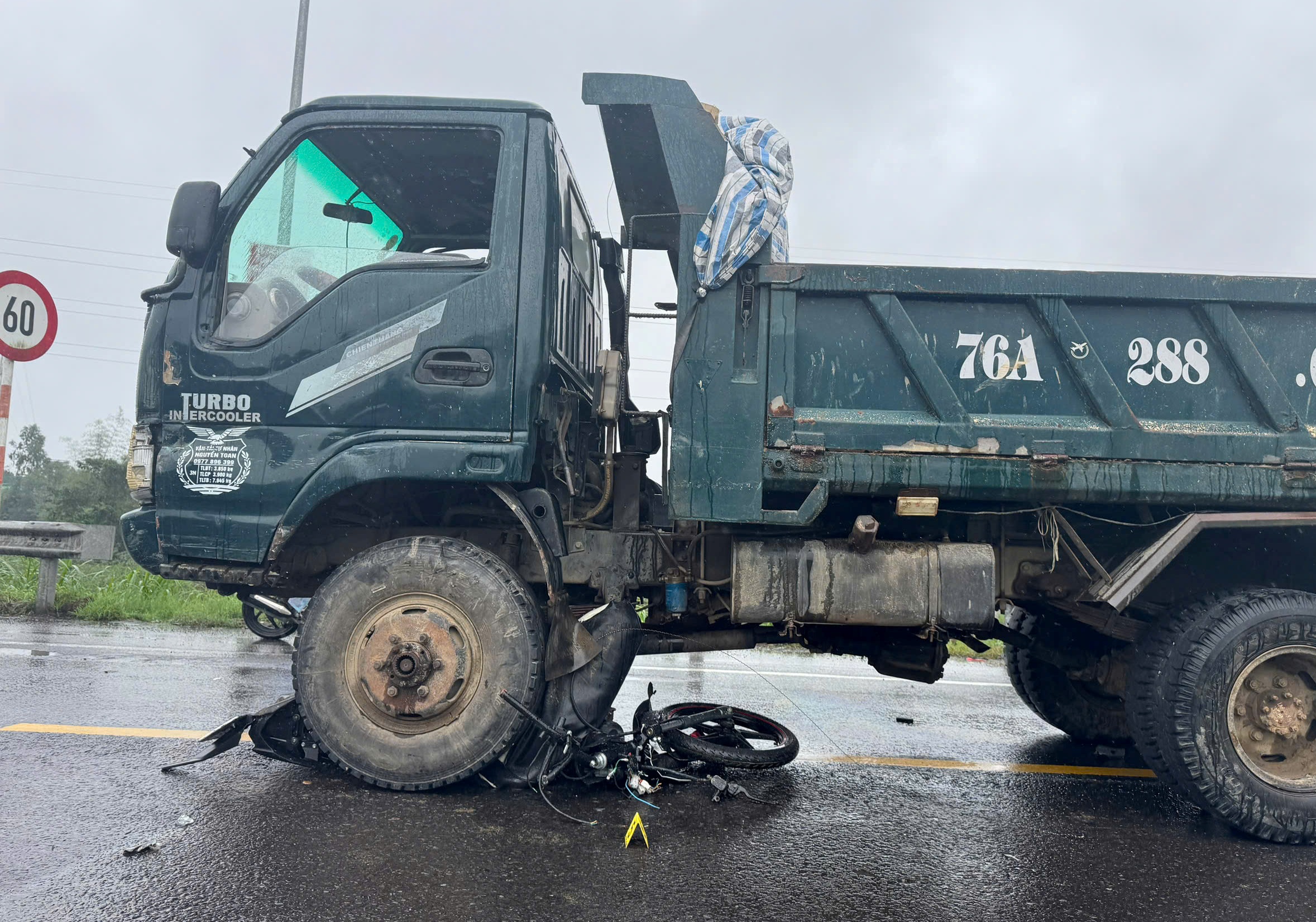闯红灯，摩托车在岘港-广义高速引道上撞上卡车，一人死亡