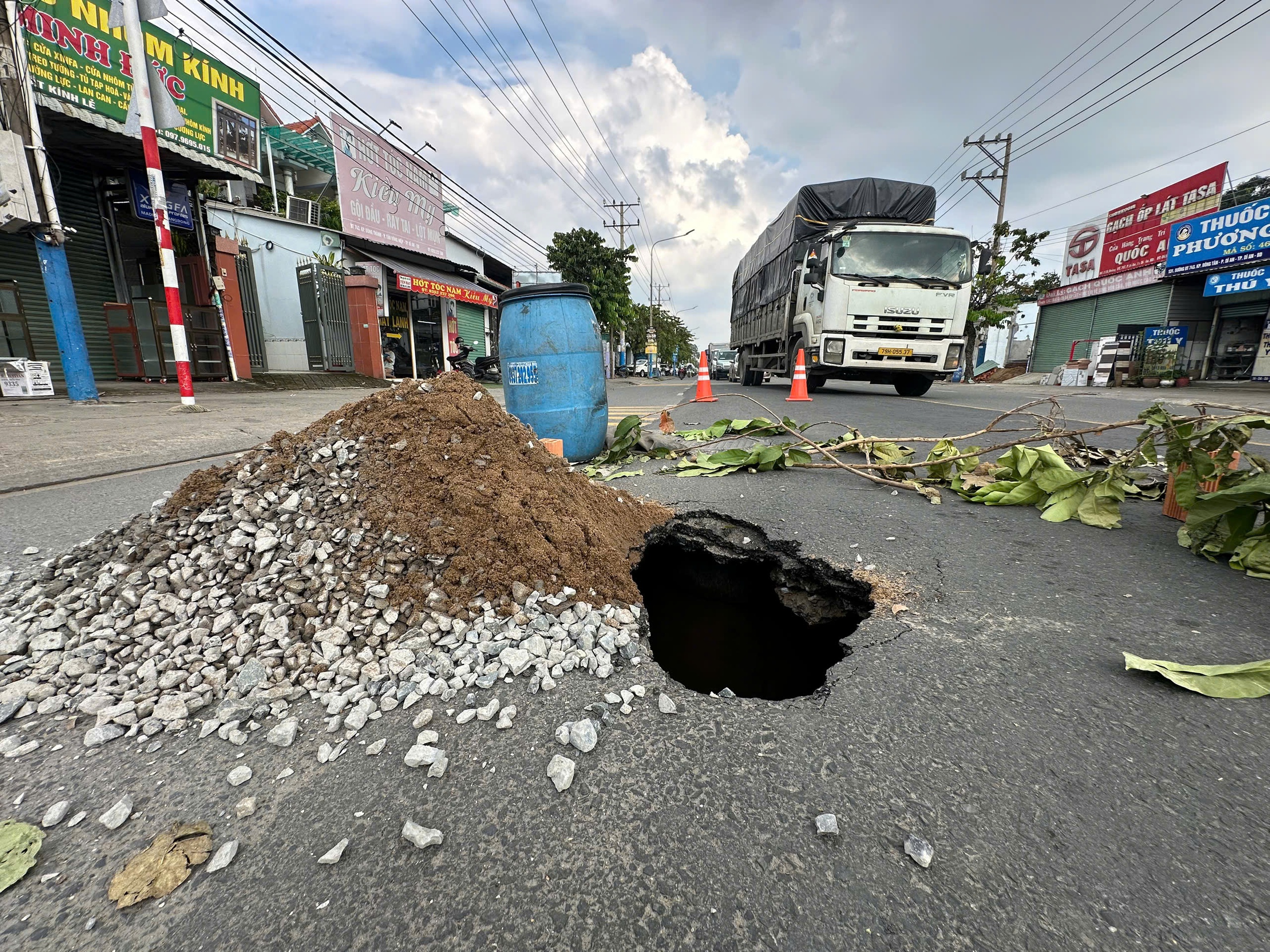 深度超过2米的“死亡坑”出现在新铺设沥青的道路上