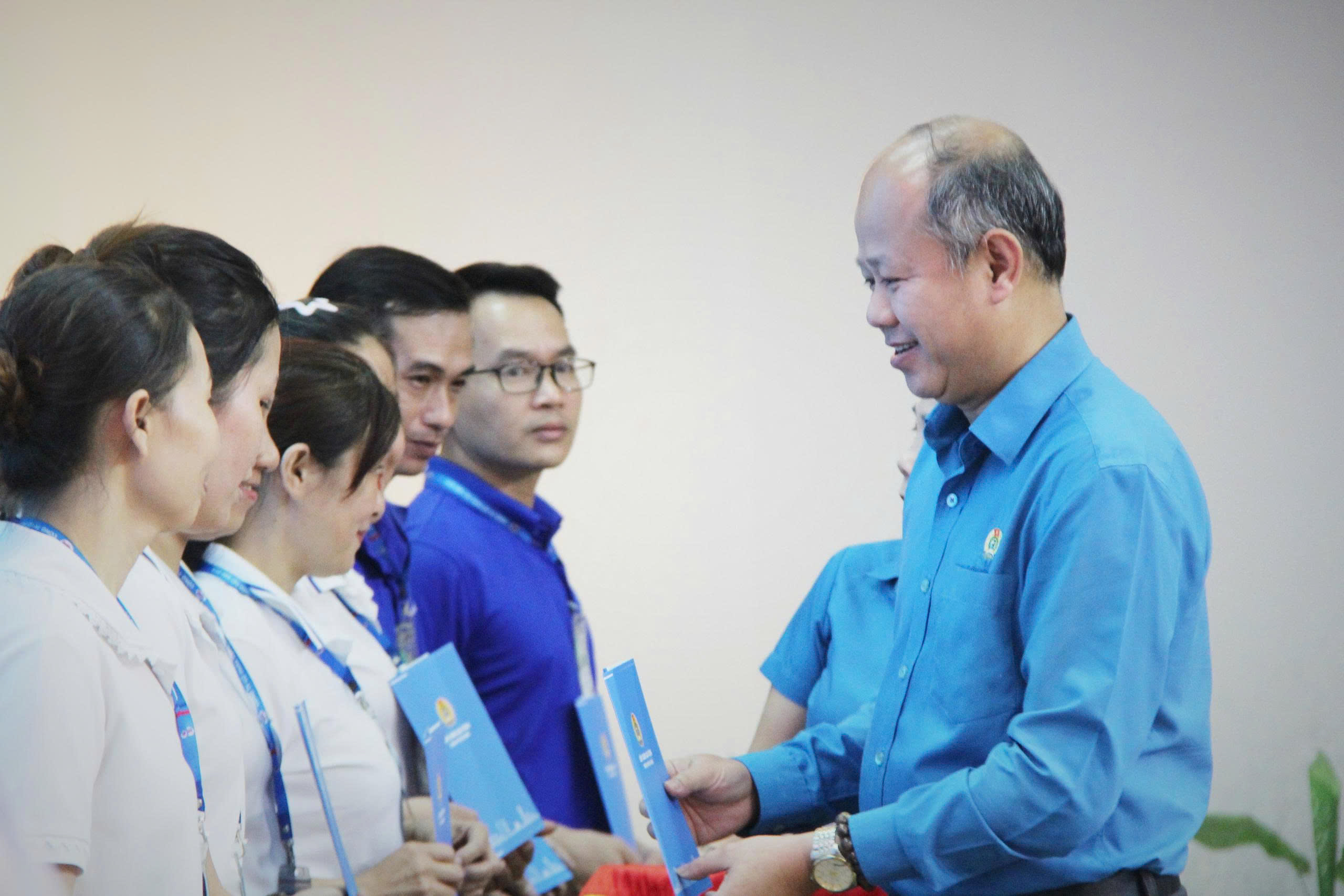 越南总工会与《青年报》向岘港工人提供10亿越南盾洪水后援助