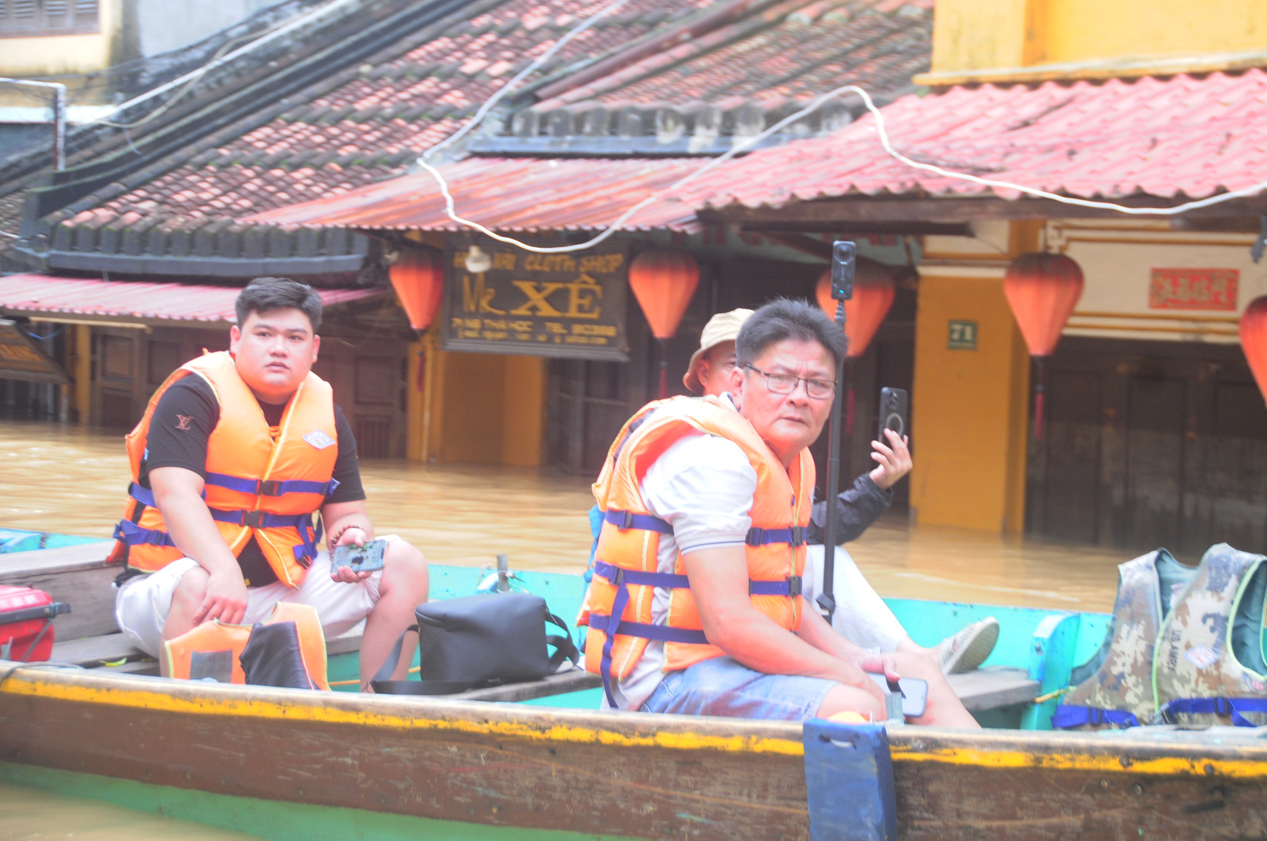 外国人在会安的历史洪水体验之旅