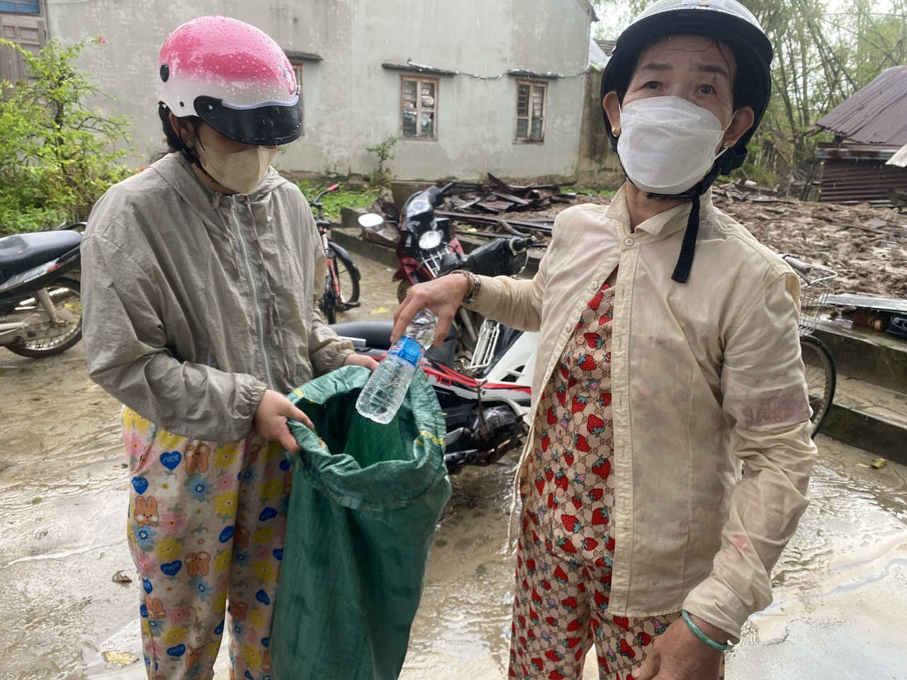 洪水地区居民多日被迫在寒冷中入睡，对满腿火蚁咬痕心有余悸