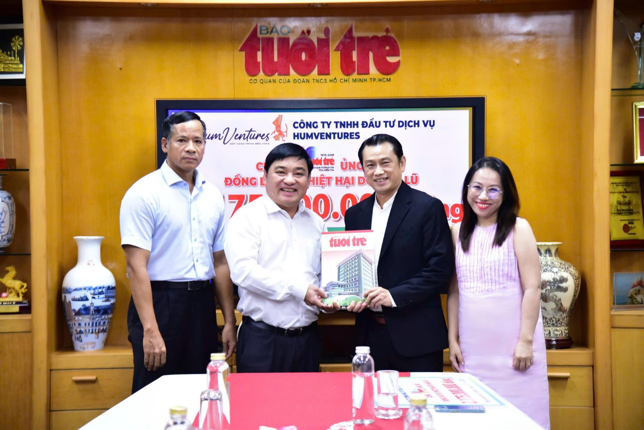 Humventures公司向《青年报》捐赠近22亿越南盾支持中部同胞