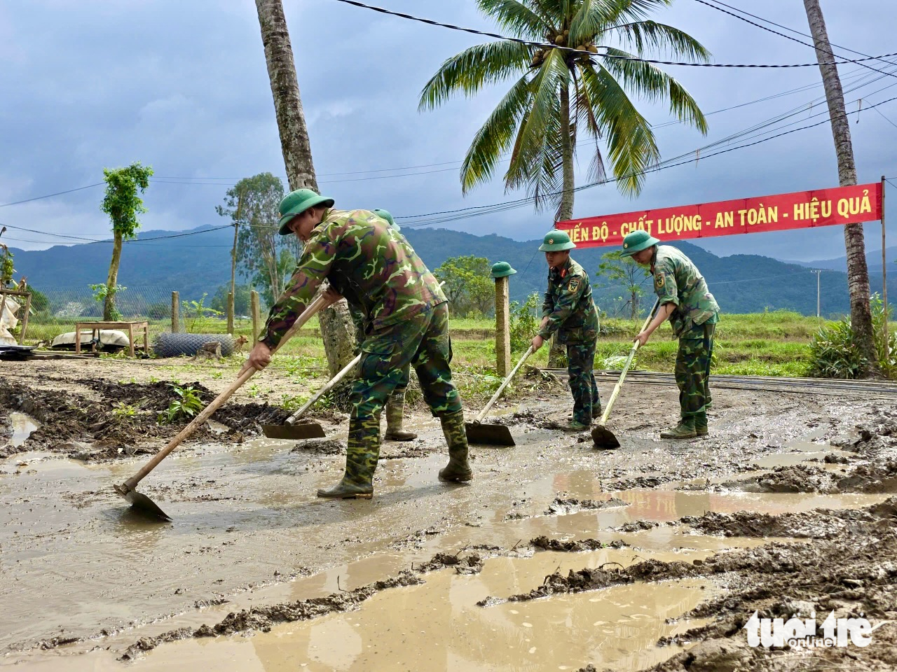 军队连夜为富安省洪水区民众建房
