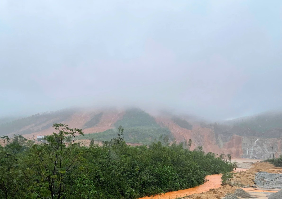 河静省：山体滑坡导致民房倒塌；数千房屋被深淹，一人被洪水冲走