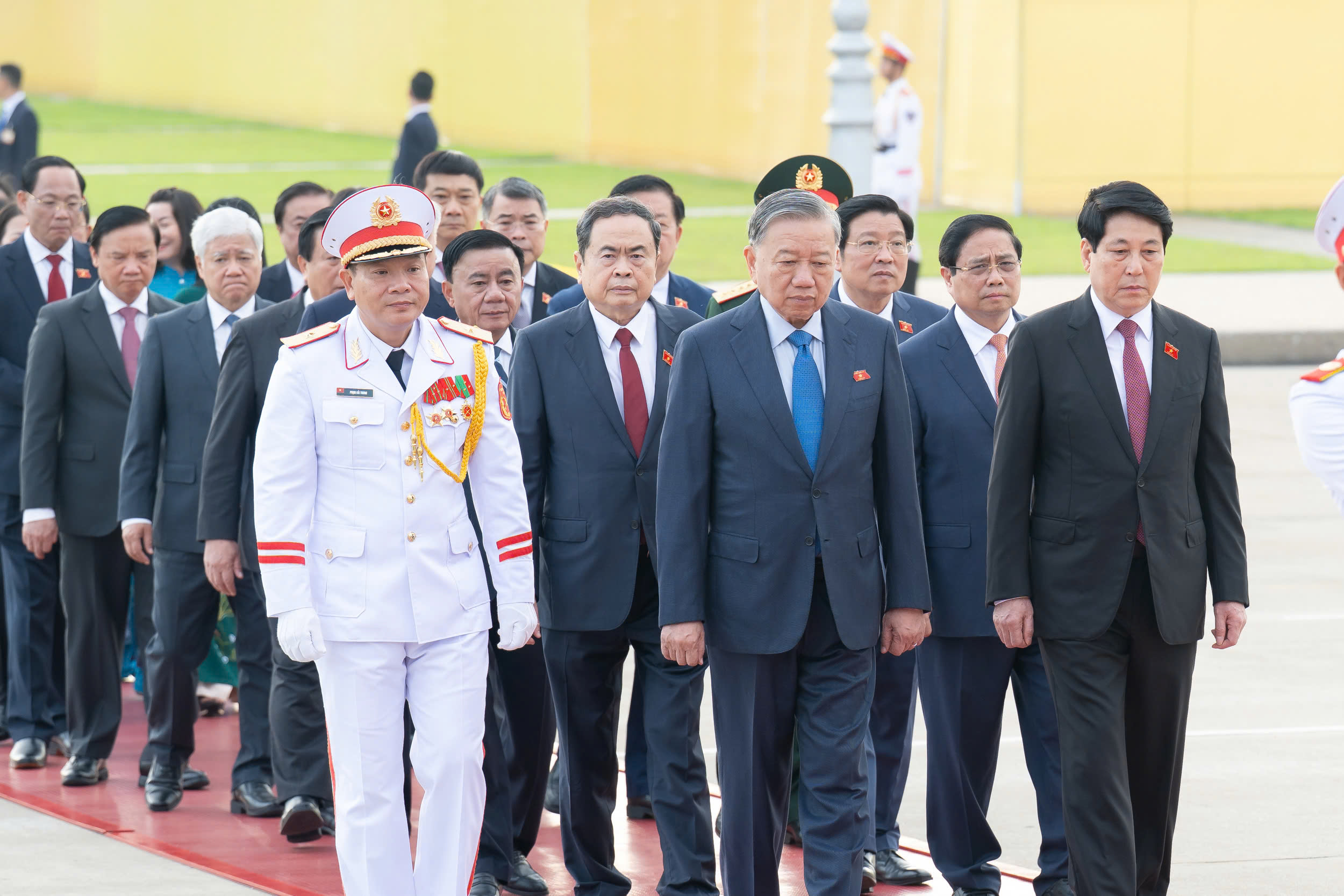 党和国家领导人、国会代表前往胡志明主席陵墓瞻仰