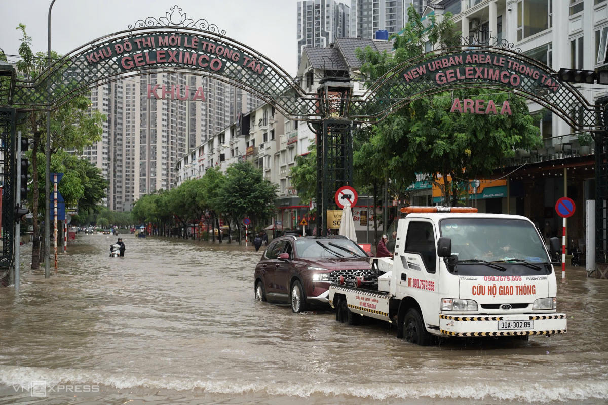 居民在桥下避雨，涉水寻找回家路