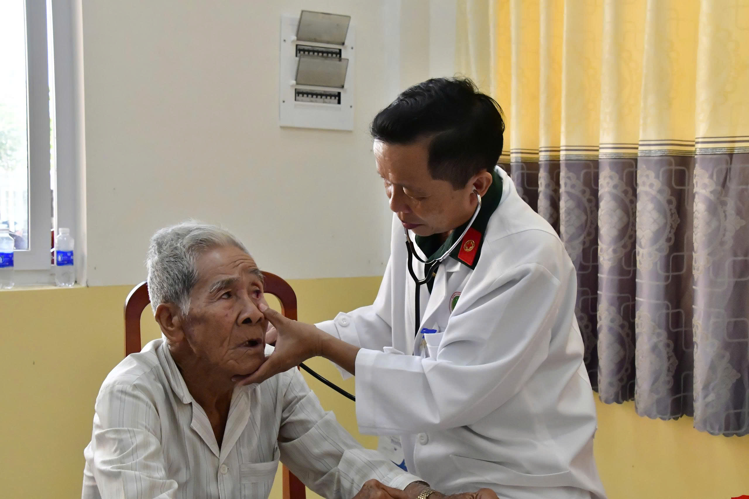 121军医院为安江省近300名贫困沿海居民提供免费医疗和药品