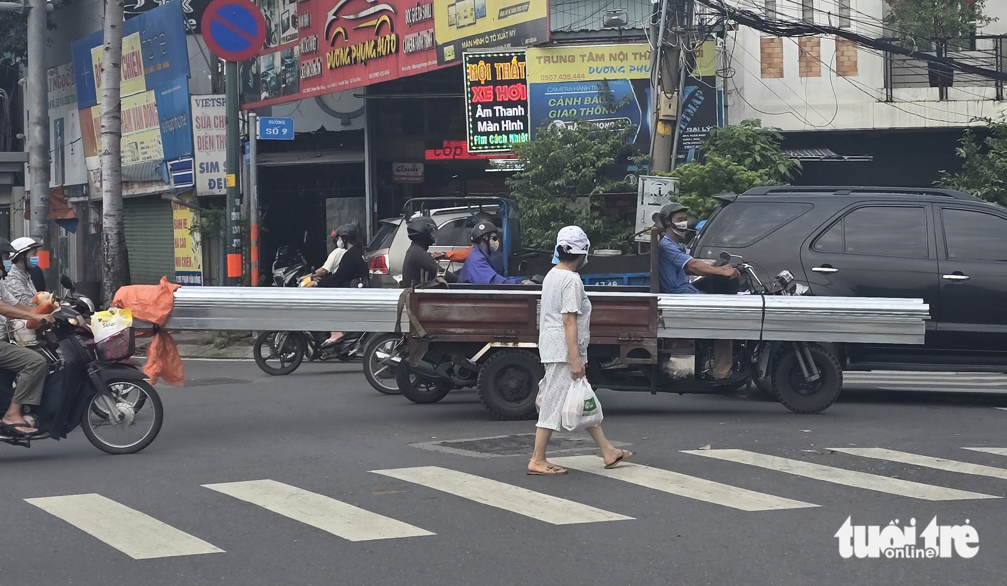 许多自制三轮车、拖车运输长度达车身三倍的铁皮、钢材仍在路上行驶