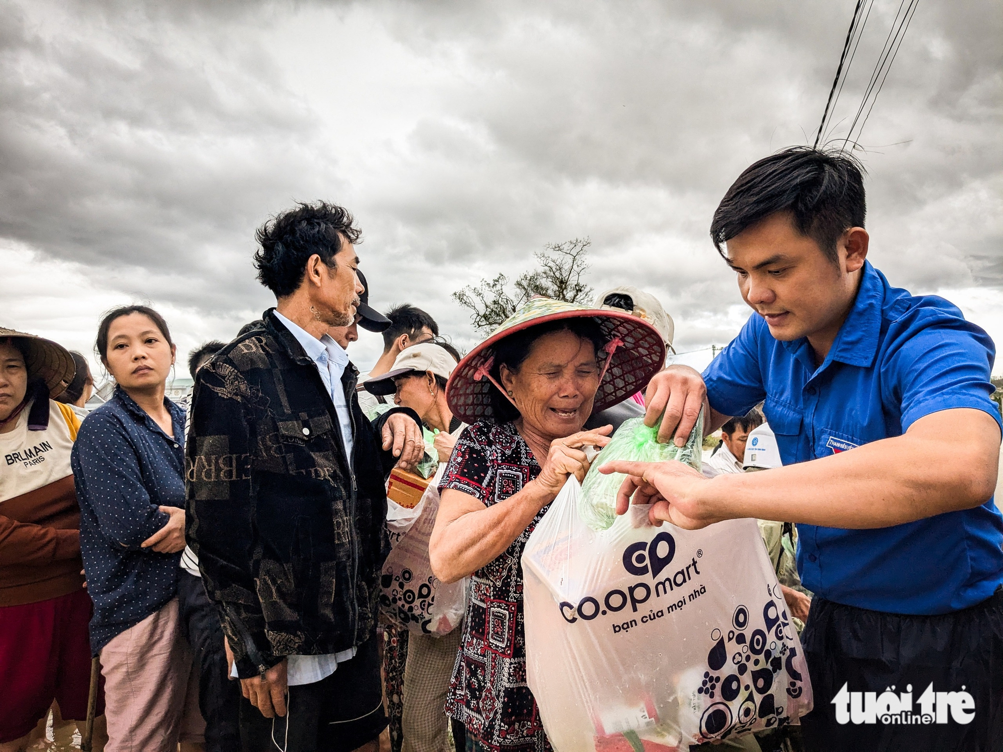 青年报紧急救援嘉莱省洪水中心地区同胞