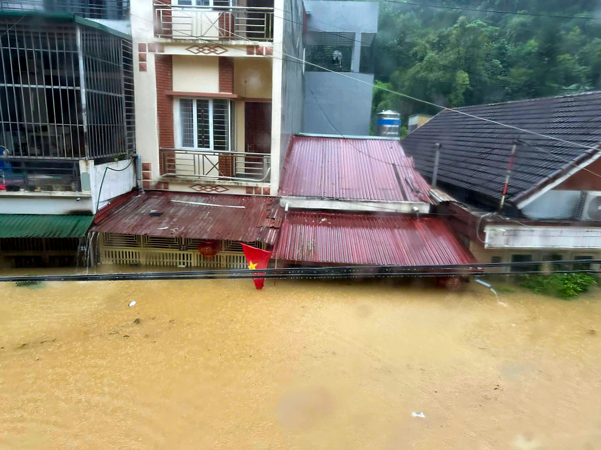 河江街道在历史性洪水中被淹没的景象